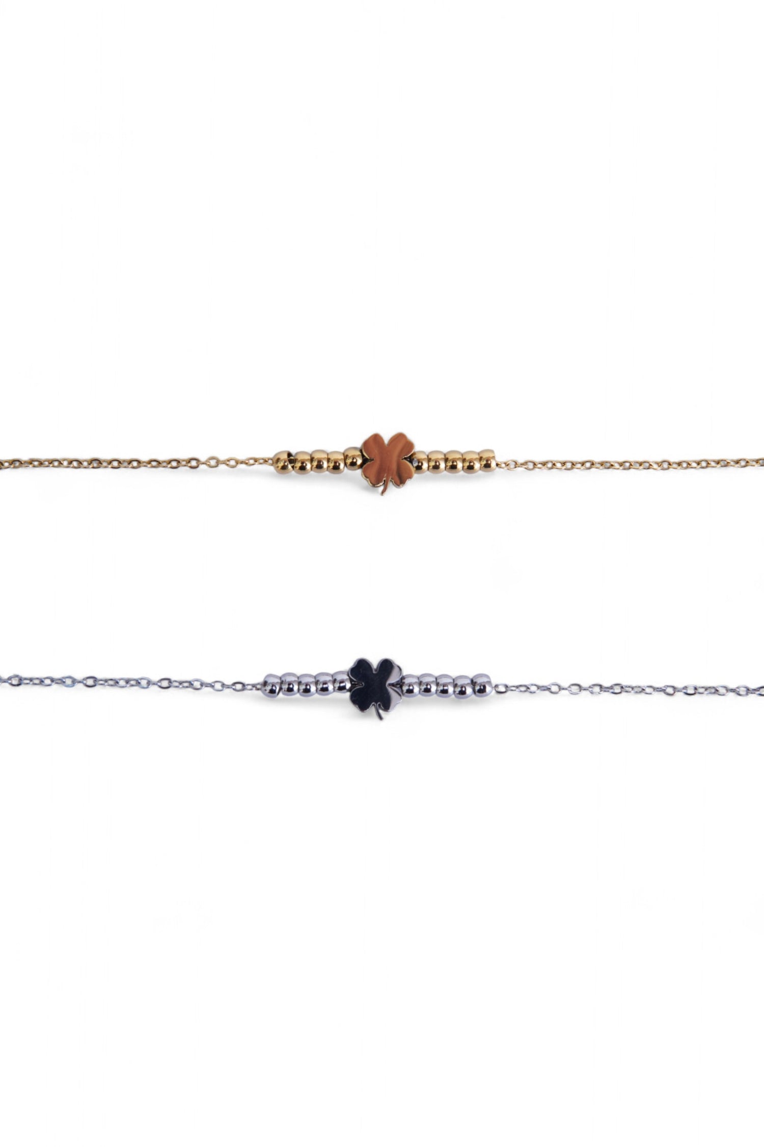 Brățară subțire din oțel inoxidabil cu simbol trifoi, disponibilă în două culori, prezentată pe fundal alb.