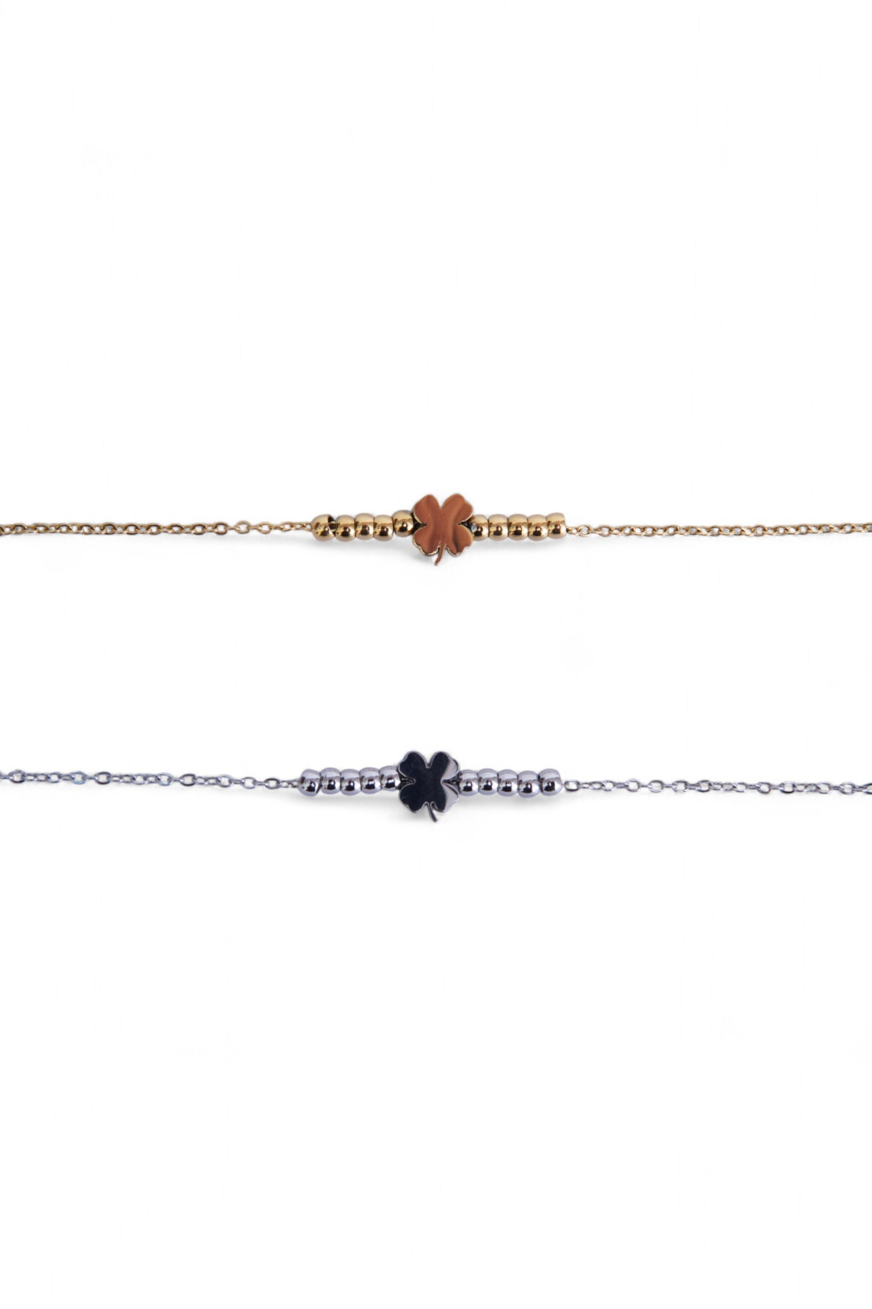 Brățară subțire din oțel inoxidabil cu simbol trifoi, disponibilă în două culori, prezentată pe fundal alb.