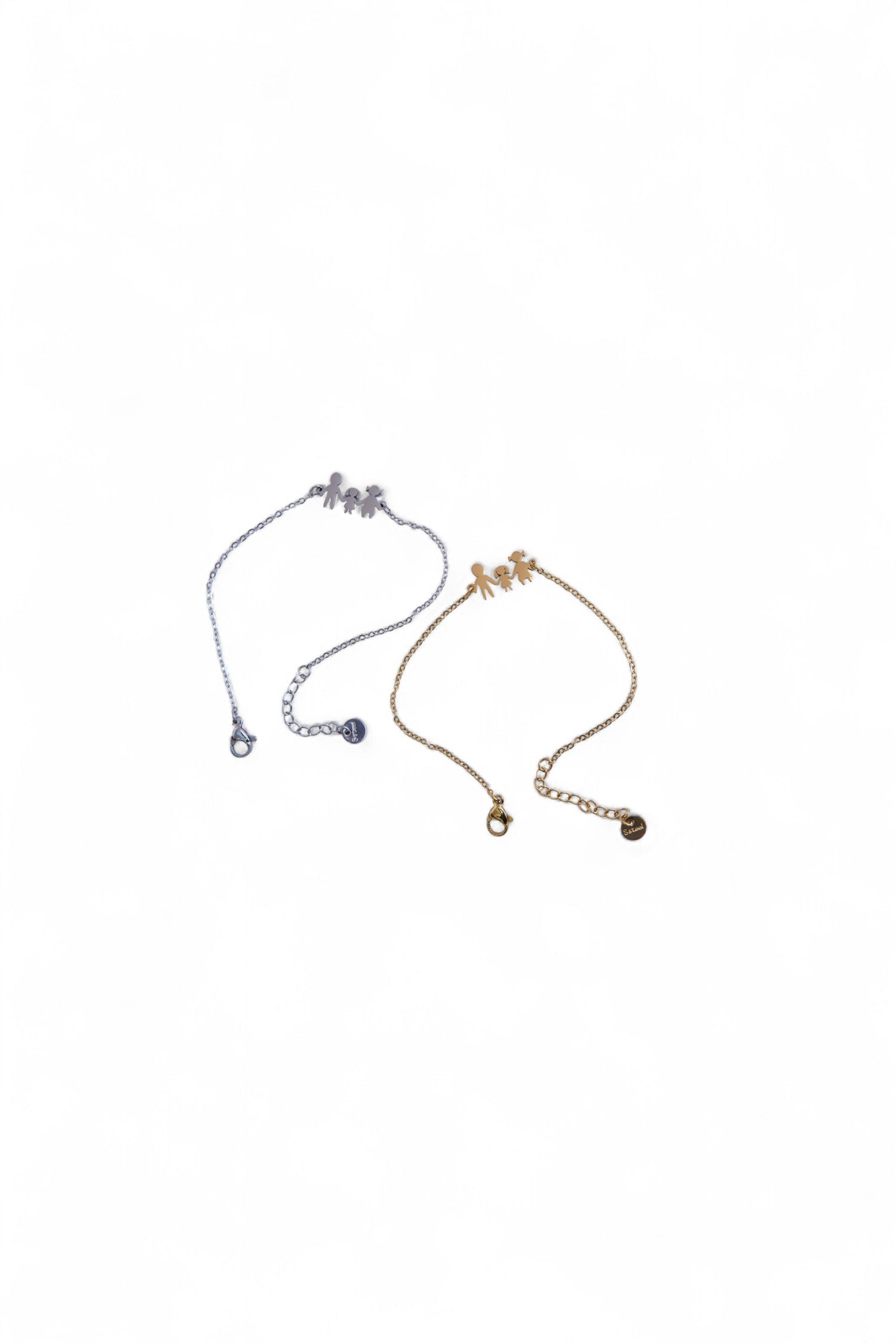 Set de două brățări cu simbol familie, una aurie și una argintie, fotografiate împreună.