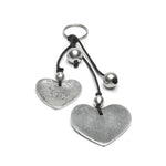 Breloc cu două inimioare din aluminiu reciclat și accesorii metalice pe șnur negru, prezentat pe fundal alb.
