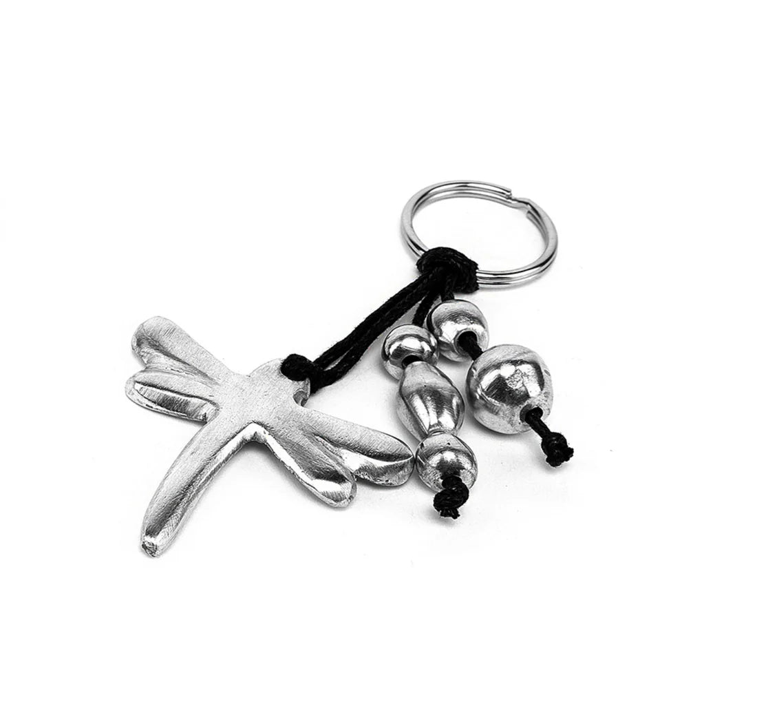 Breloc cu pandantiv în formă de libelulă din aluminiu reciclat, decorat cu mărgele metalice pe șnur negru, prezentat pe fundal alb.