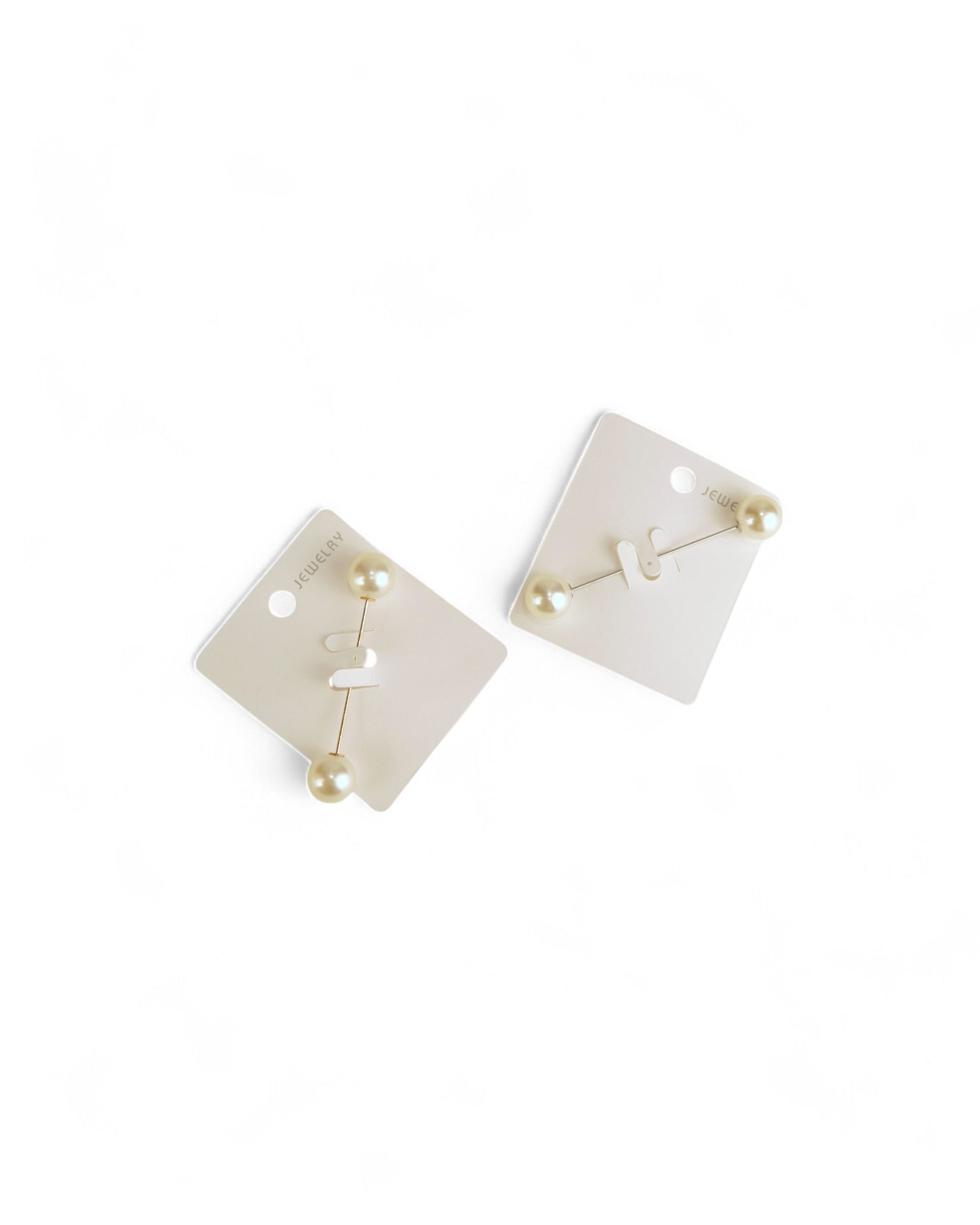 Broșă tip ac cu perle, prezentată pe suport elegant, accesoriu ideal pentru stiluri chic.