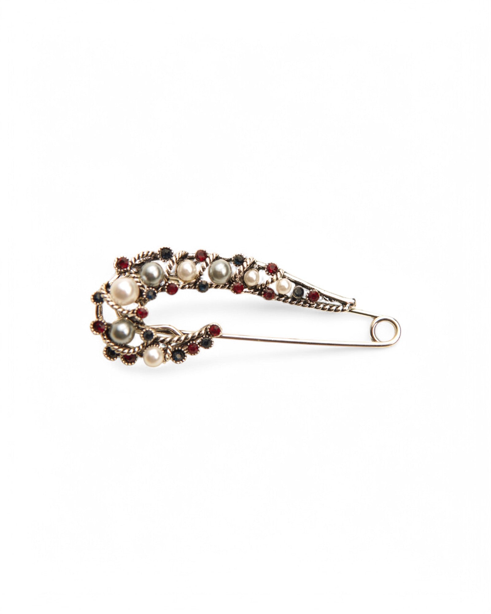 Broșă tip ac de siguranță în nuanță argintie, accesorizată cu perle și cristale elegante.