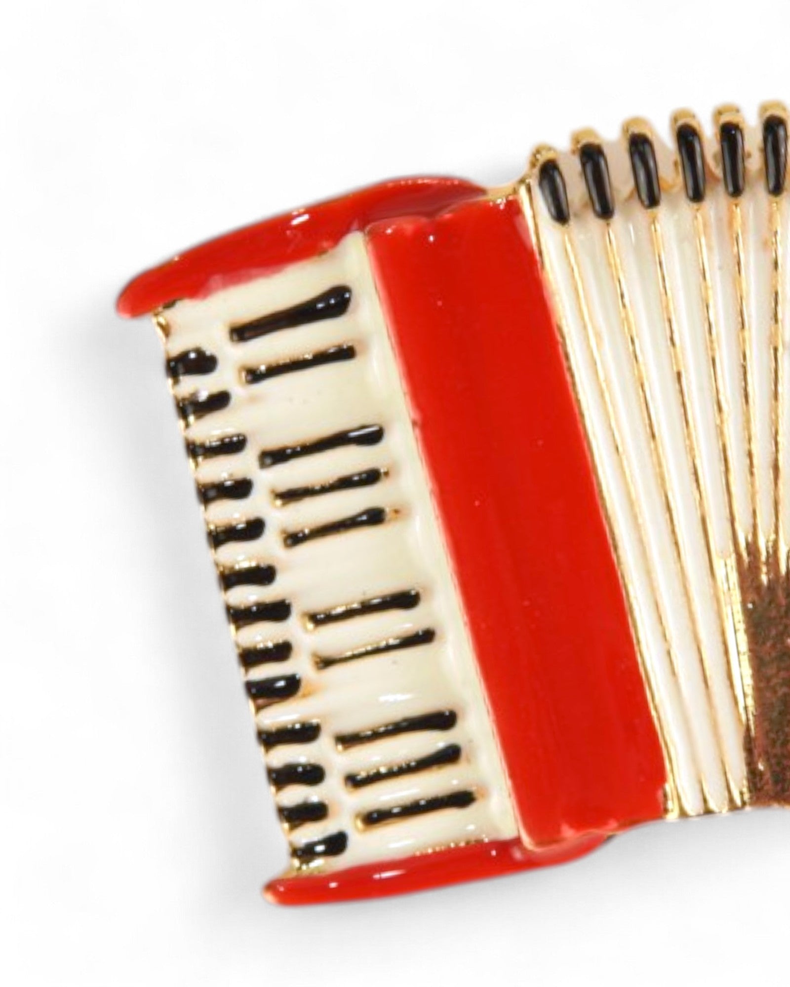 Broșă acordeon cu detalii fine aurii, email roșu și alb, accesoriu perfect pentru iubitorii de muzică.