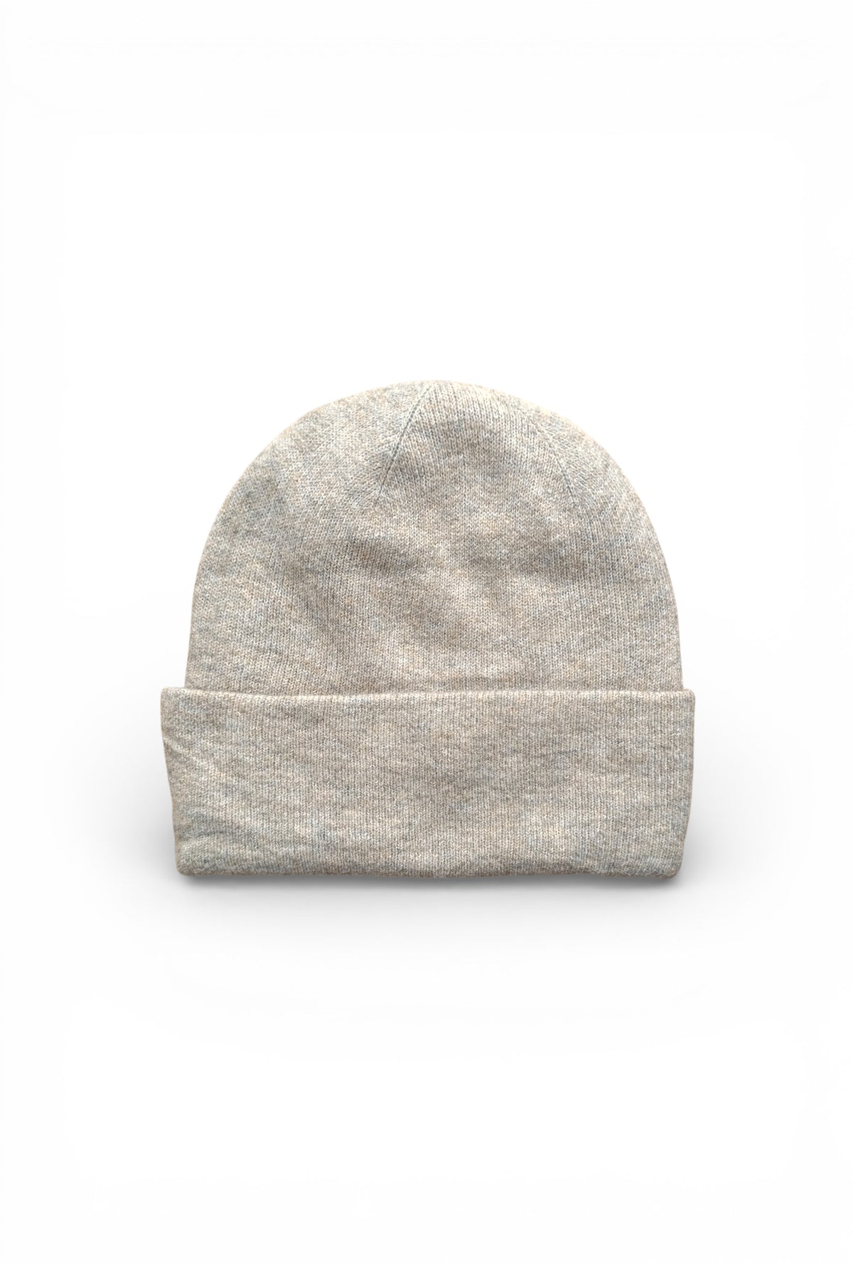Căciulă tricotată bej mediu, cu croială clasică și finisaj delicat, ușor de integrat în ținute de iarnă.