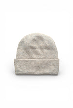 Căciulă tricotată bej mediu, cu croială clasică și finisaj delicat, ușor de integrat în ținute de iarnă.