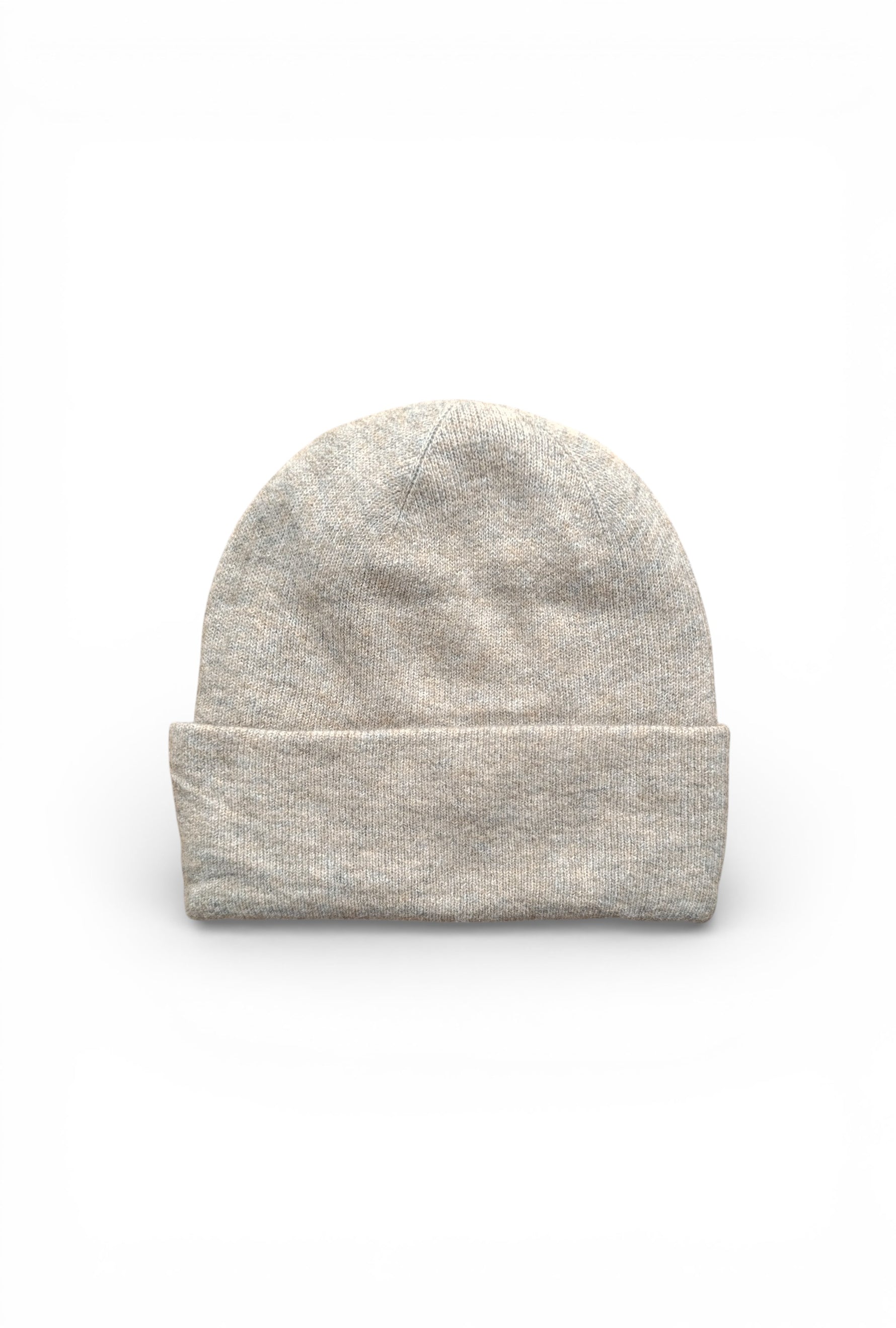 Căciulă tricotată bej mediu, cu croială clasică și finisaj delicat, ușor de integrat în ținute de iarnă.