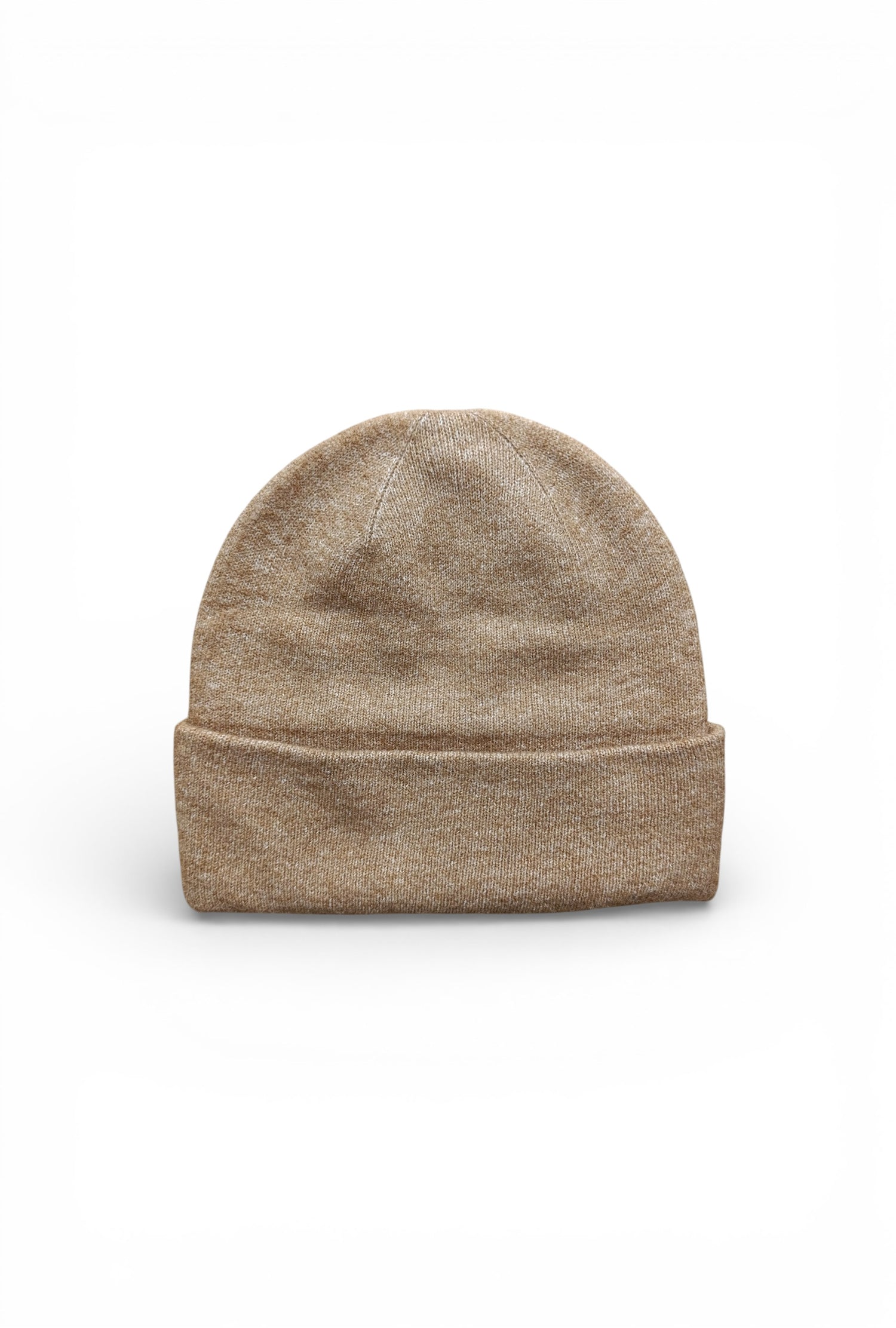 Căciulă tricotată culoare camel, design simplu cu manșetă, realizată din amestec cu lână și vâscoză.