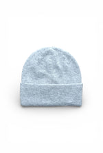 Căciulă tricotată gri deschis, cu manșetă întoarsă și textură fină, potrivită pentru sezonul rece.