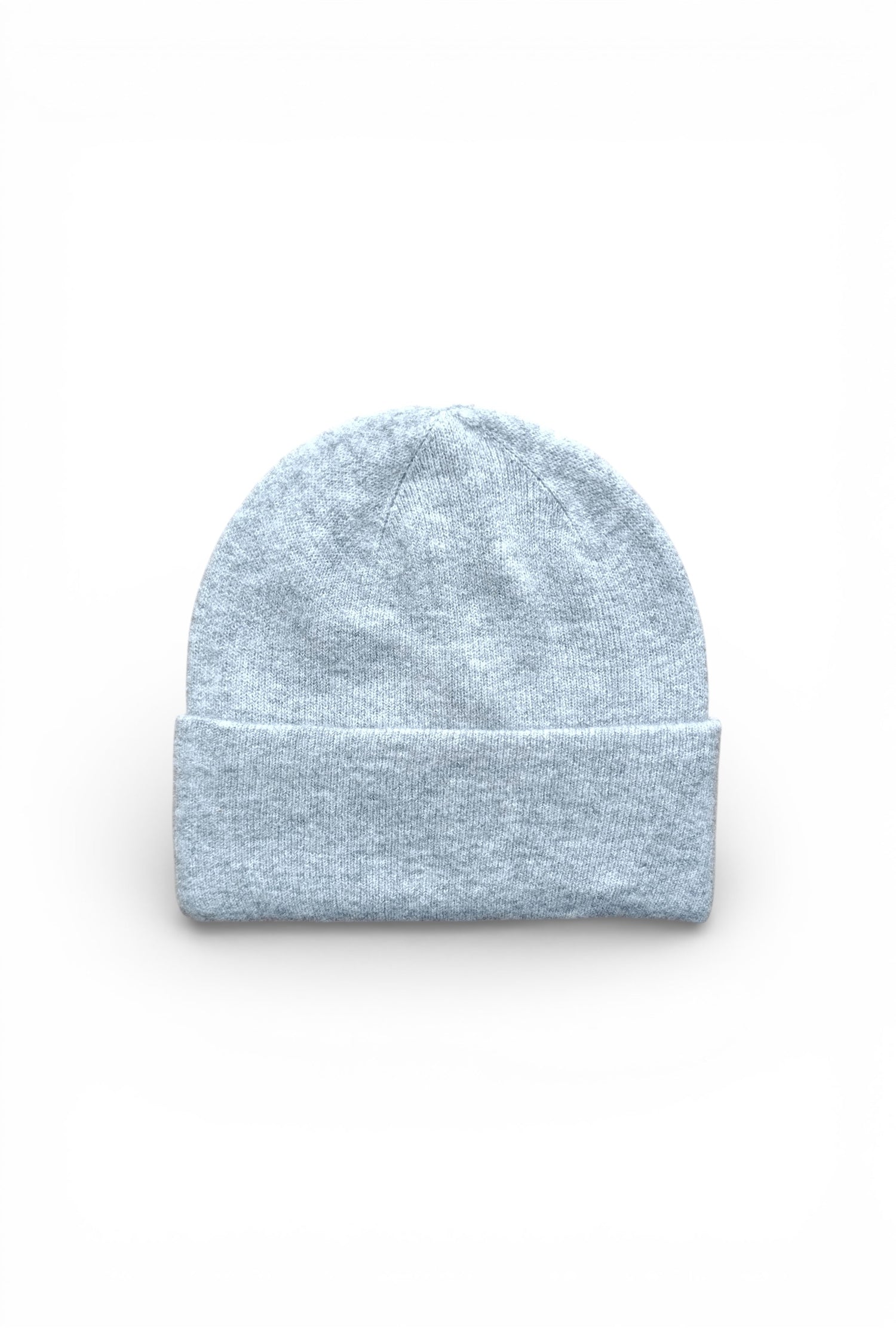 Căciulă tricotată gri deschis, cu manșetă întoarsă și textură fină, potrivită pentru sezonul rece.