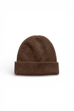 Căciulă tricotată maro, cu manșetă și finisaj moale, potrivită pentru ținute de iarnă casual.