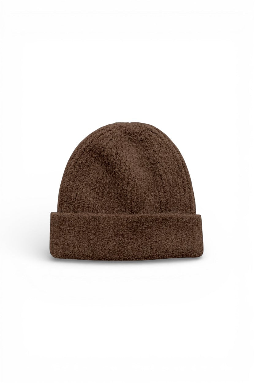 Căciulă tricotată maro, cu manșetă și finisaj moale, potrivită pentru ținute de iarnă casual.