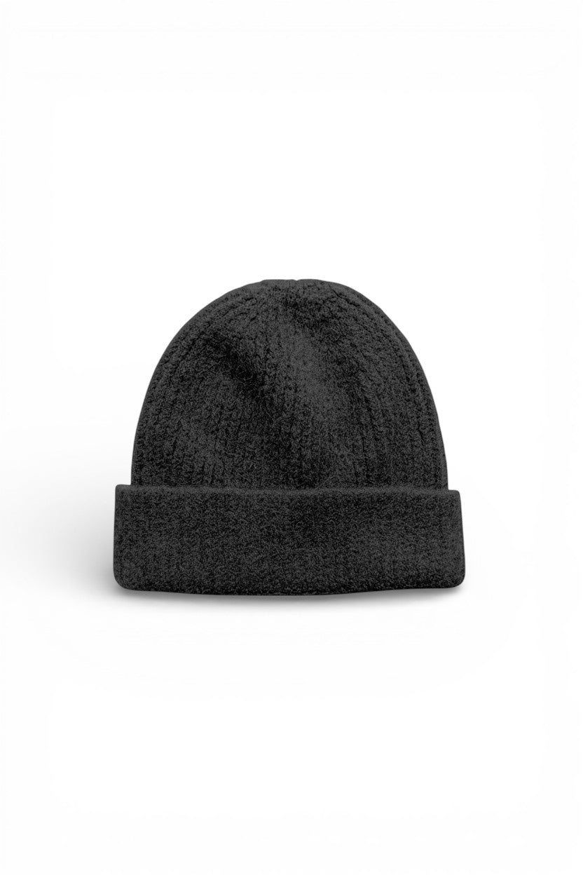 Căciulă tricotată neagră din amestec cu alpaca, cu manșetă întoarsă și textură moale, ideală pentru sezonul rece.