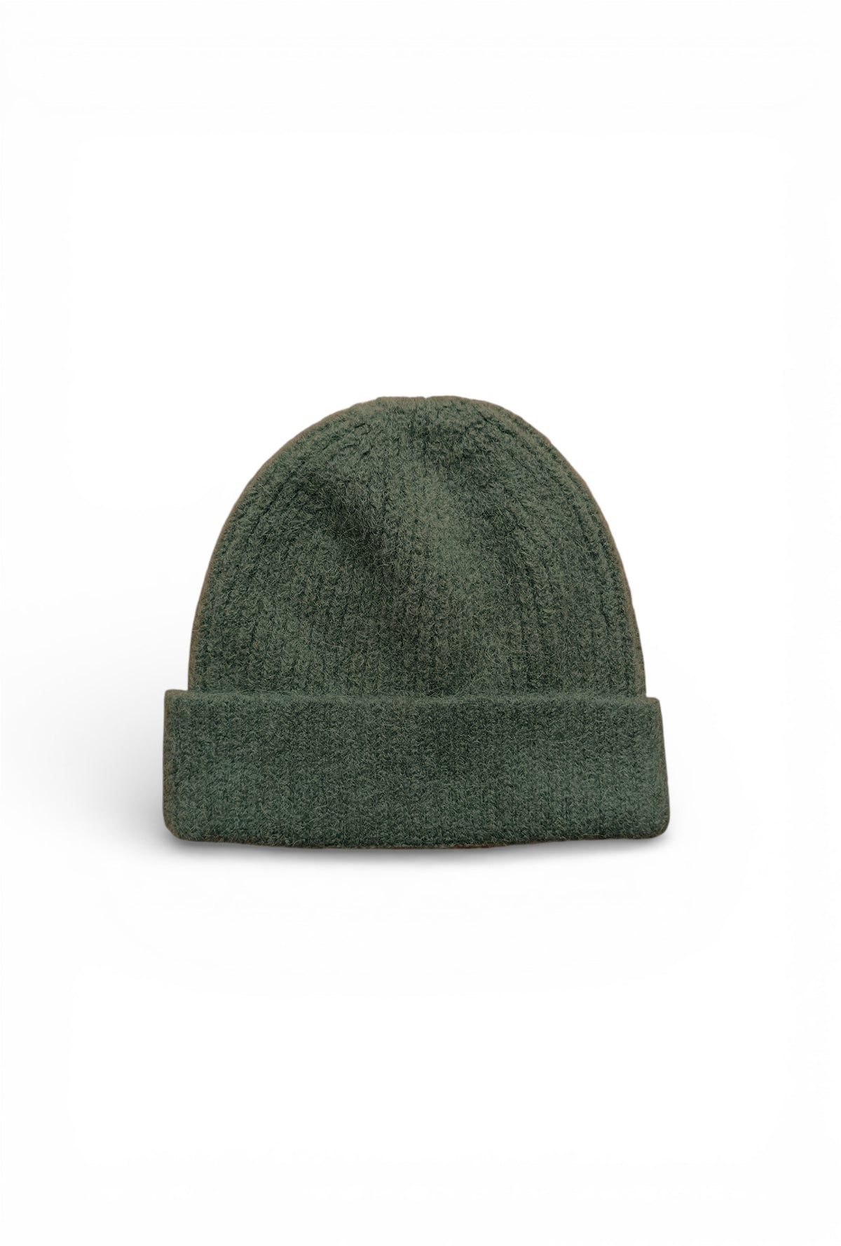 Căciulă tricotată verde închis, cu aspect pufos și croială clasică, ușor de integrat în garderoba de sezon.
