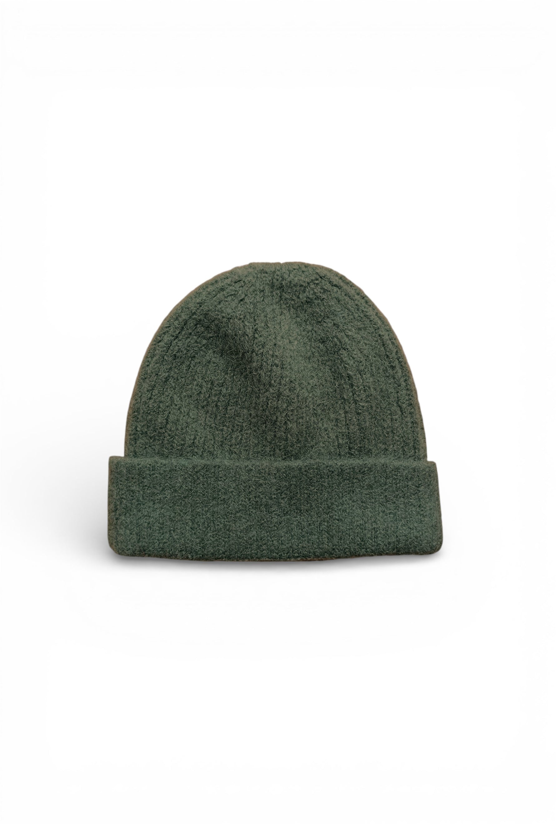 Căciulă tricotată verde închis, cu aspect pufos și croială clasică, ușor de integrat în garderoba de sezon.