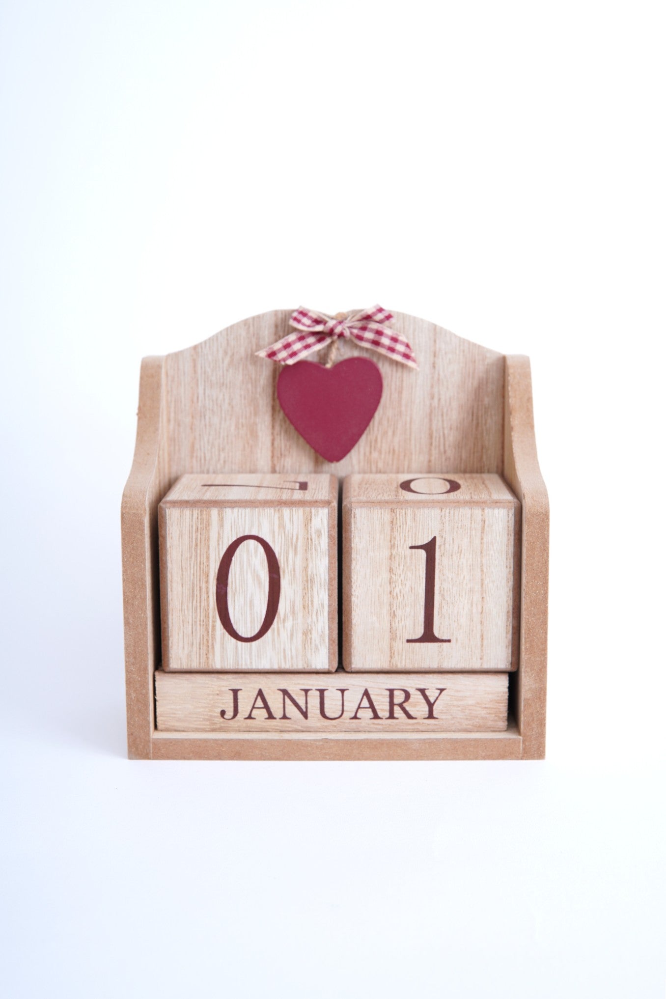 Calendar decorativ perpetuu din lemn, cu inimă roșie și fundiță în carouri, afișând data 01 Ianuarie pe două cuburi și luna în suportul din lemn.