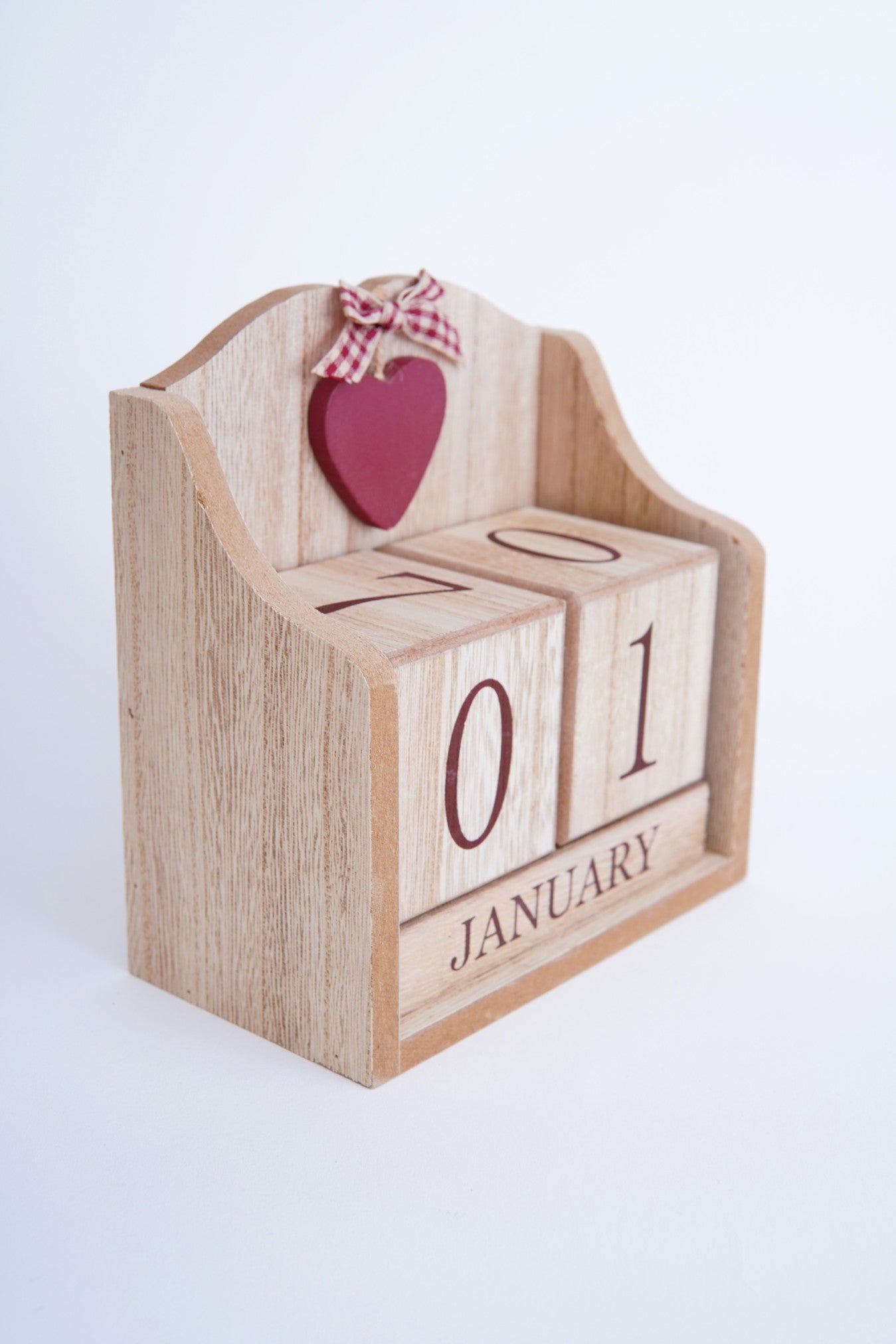 Calendar decorativ perpetuu din lemn, surprins din lateral, cu textura naturală a lemnului, două cuburi numerotate și baza inscripționată cu luna Ianuarie.