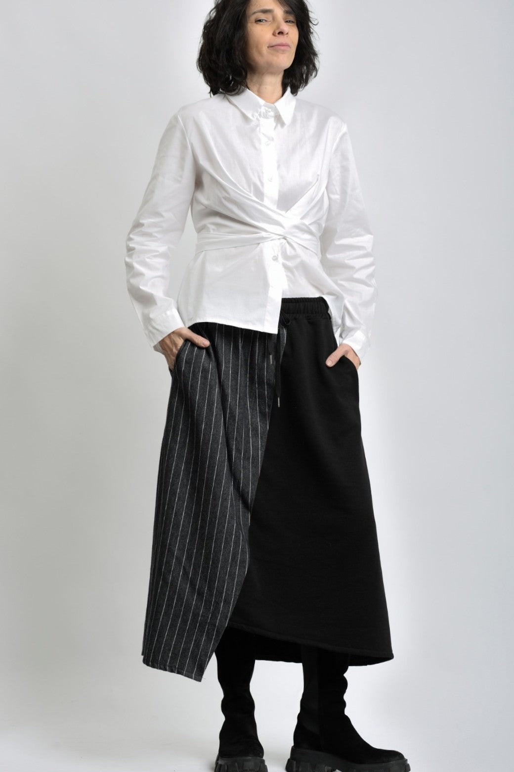 Cămașă albă din bumbac cu legare în talie, vedere din spate, croială feminină și mâneci lungi.