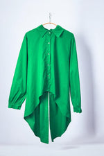  Cămașă asimetrică verde cu nasturi, croială vaporoasă și design modern.