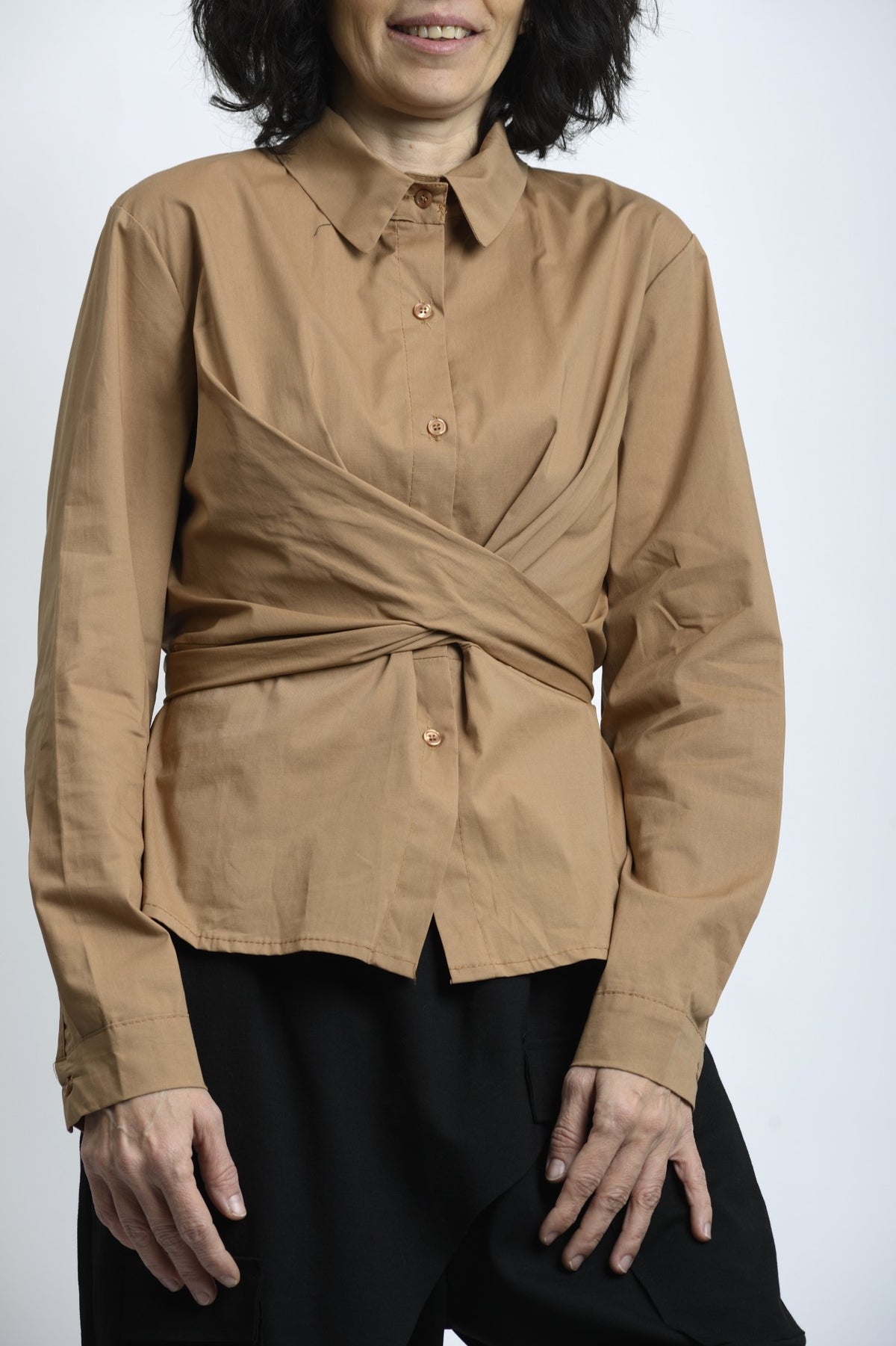 Cămașă cu design petrecut în talie, croială structurată și mâneci lungi, vedere frontală.