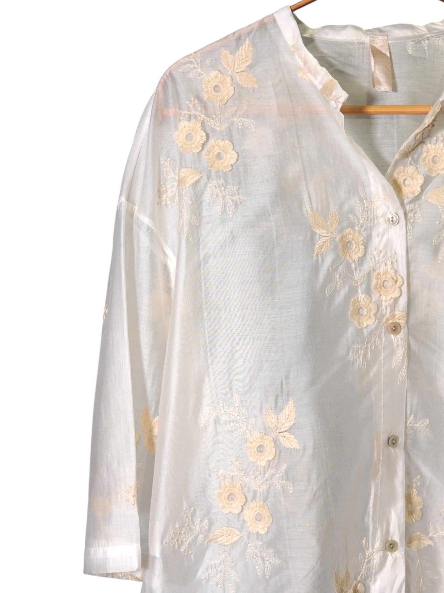 Broderie florală pe umăr și mânecă a unei cămăși crem din lyocell și poliester