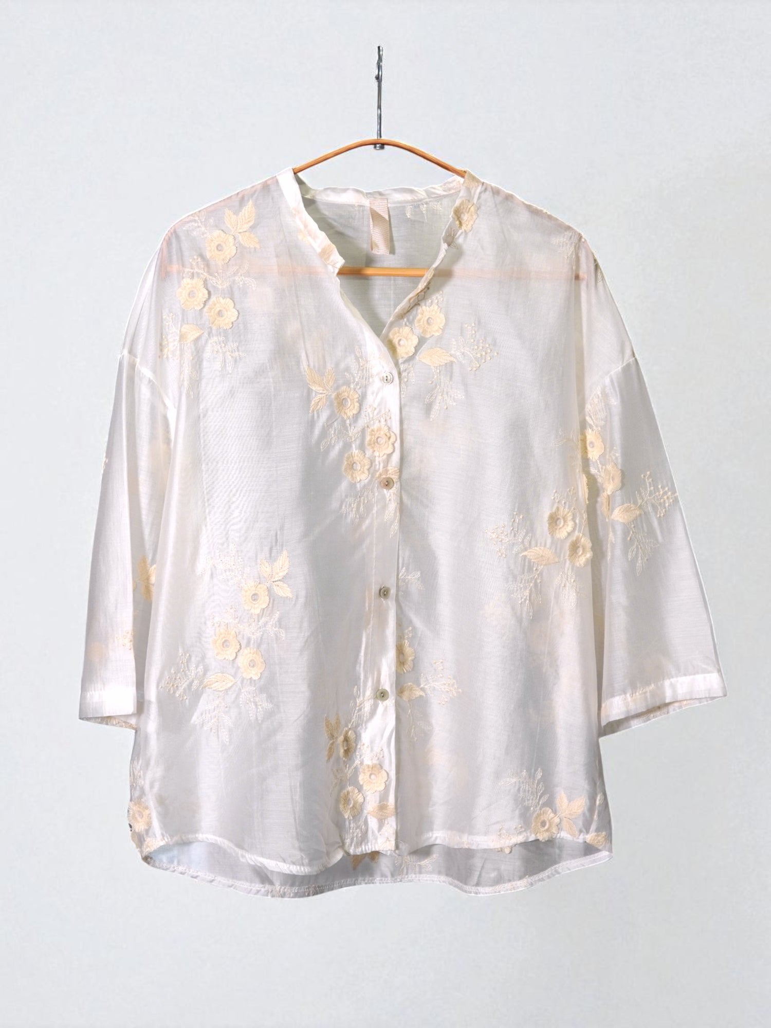 Cămașă crem din lyocell cu broderie florală discretă și croială lejeră