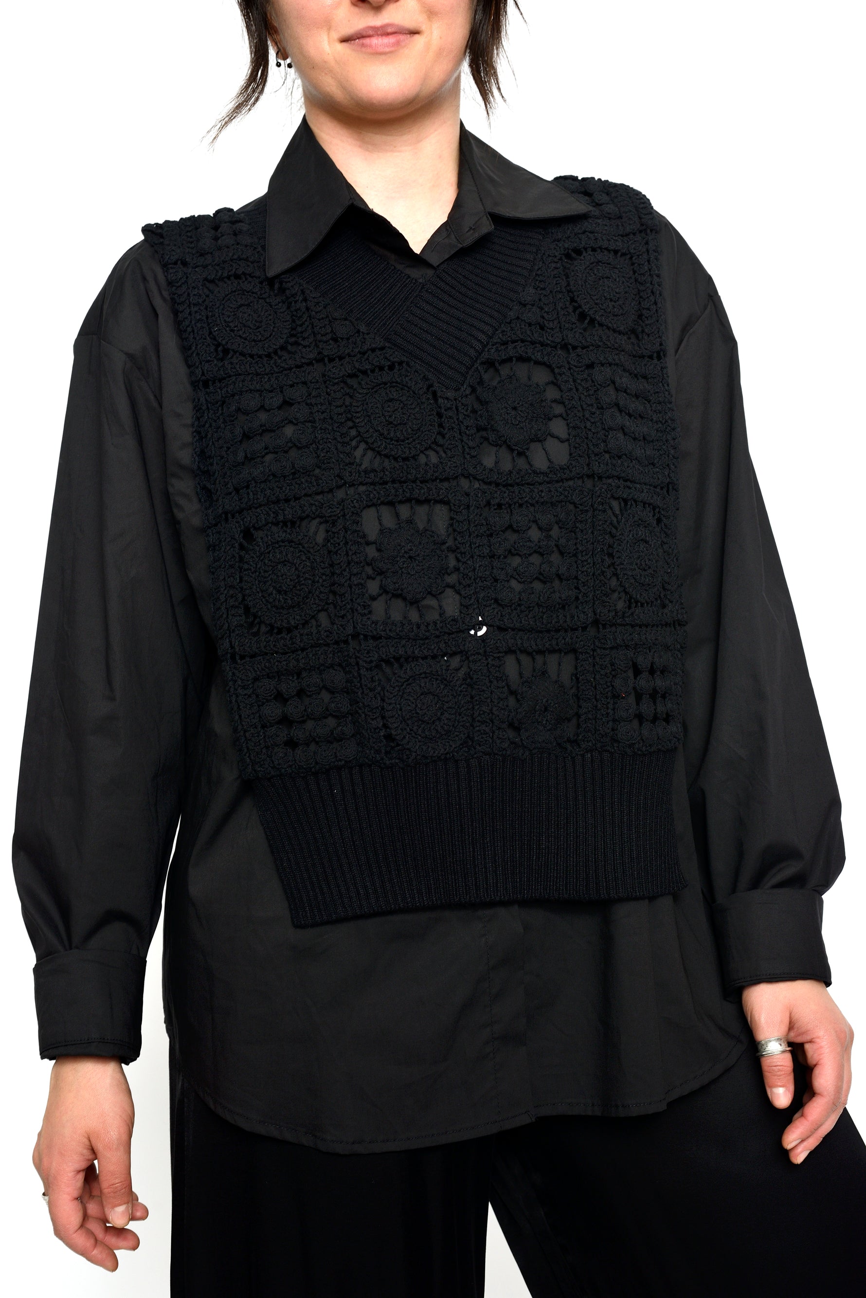 Ținută completă cu cămașă neagră și vestă croșetată macrame