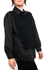 Profil lateral al cămășii negre cu vestă macrame croșetată