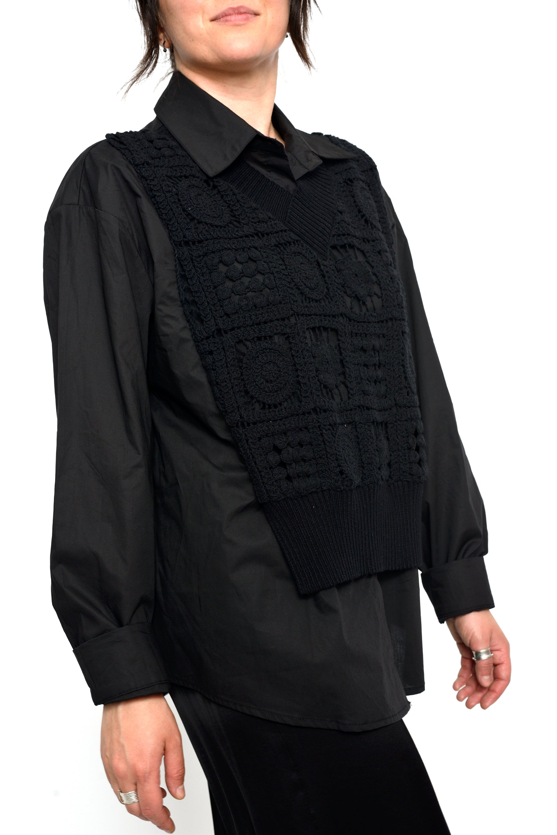 Profil lateral al cămășii negre cu vestă macrame croșetată