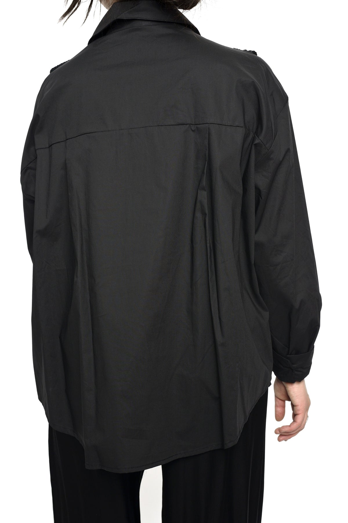 Vedere din spate a cămășii negre cu vestă detașabilă macrame