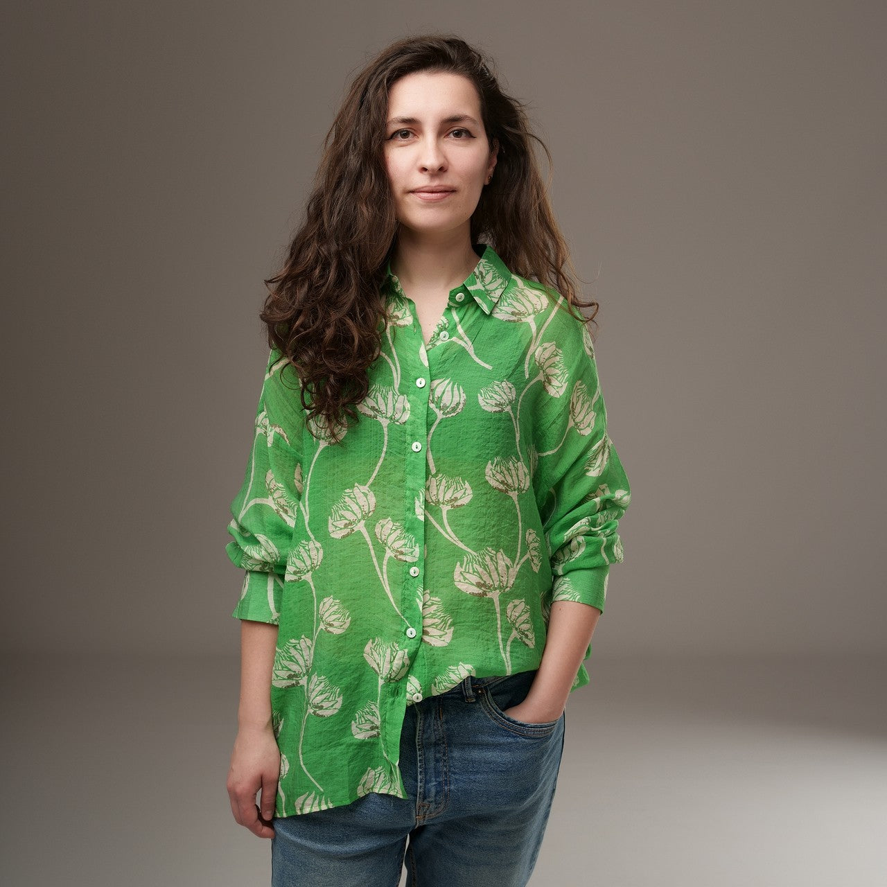 Cămașă verde din rayon cu imprimeu floral alb, purtată pe model, stil casual lejer cu mâneci lungi și nasturi albi

