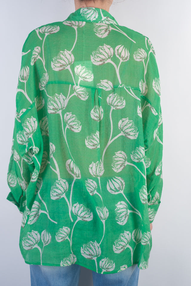 Cămașă din rayon verde cu imprimeu floral alb, vedere din spate care evidențiază croiala lejeră și materialul ușor transparent

