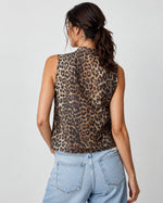 Cămașă fără mâneci cu animal print și volane, vedere din spate