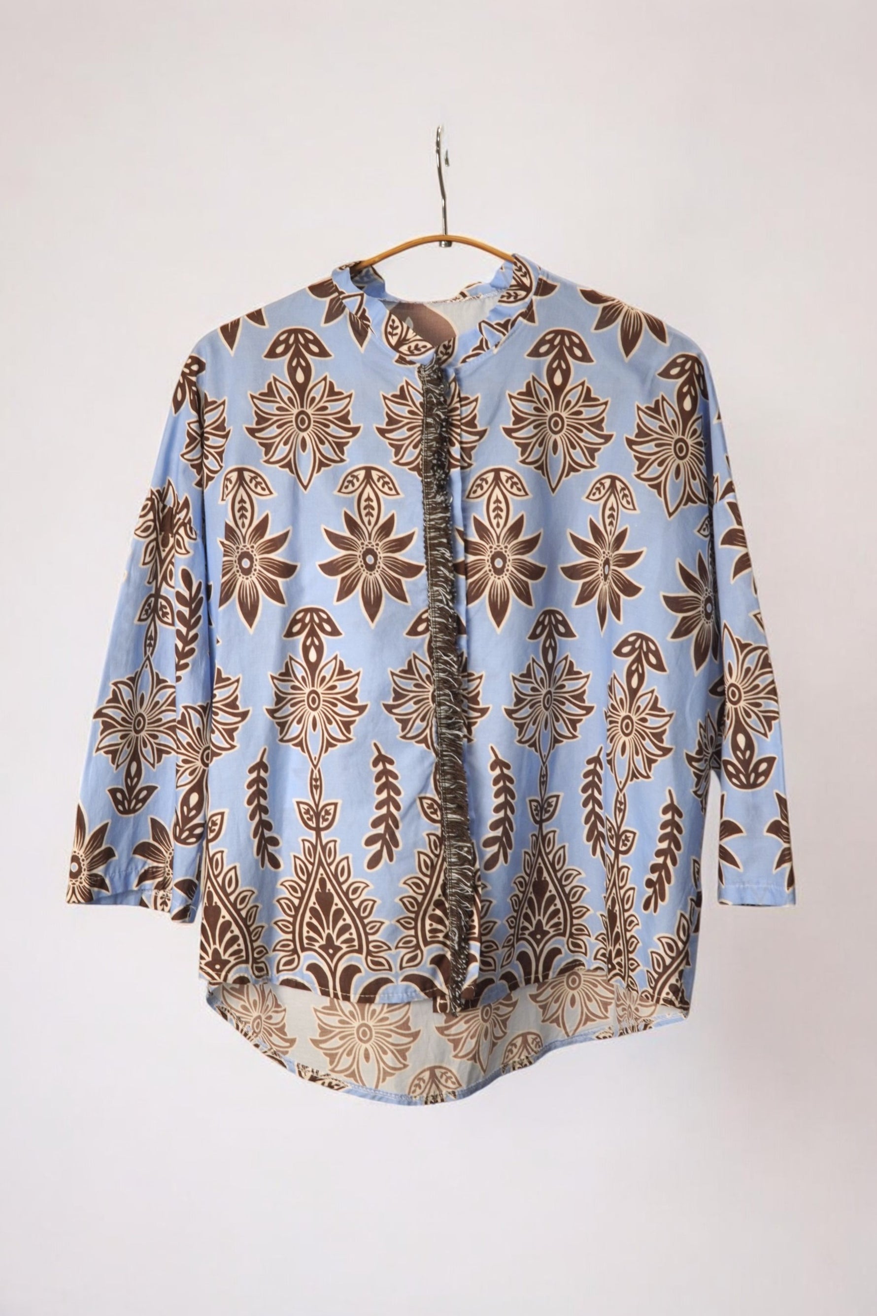  Cămașă elegantă cu imprimeu floral în nuanțe de bleu și maro, croială lejeră și nasturi frontali.