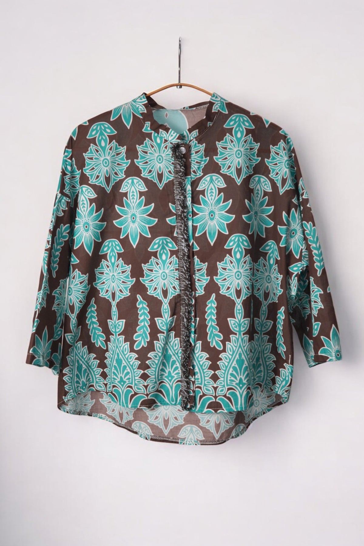 Cămașă lejeră cu imprimeu floral și geometric în tonuri de turcoaz și maro, nasturi frontali.