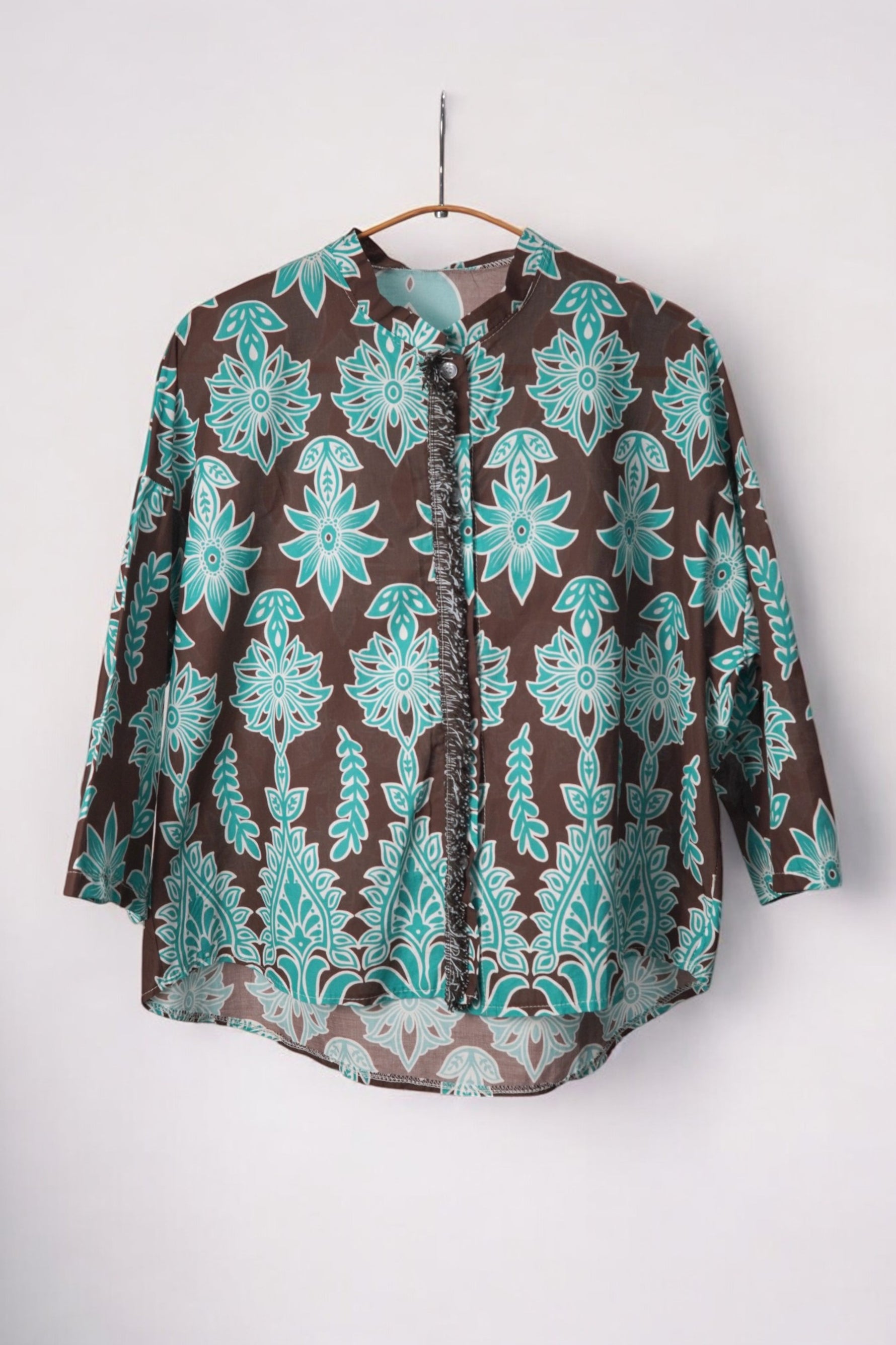 Cămașă lejeră cu imprimeu floral și geometric în tonuri de turcoaz și maro, nasturi frontali.