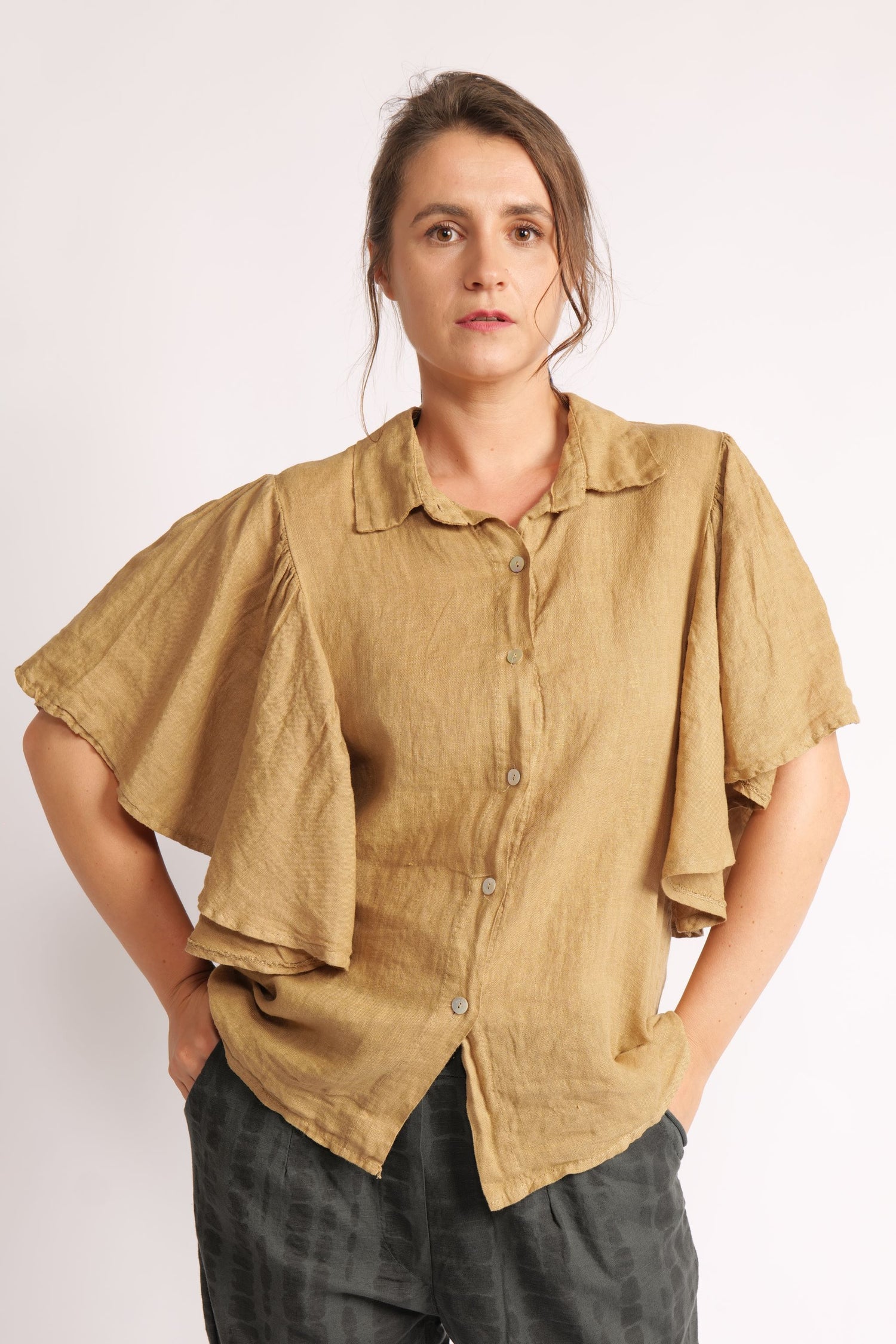 Cămașă din in în nuanță camel cu mâneci largi tip fluture și croială lejeră, văzută din față.