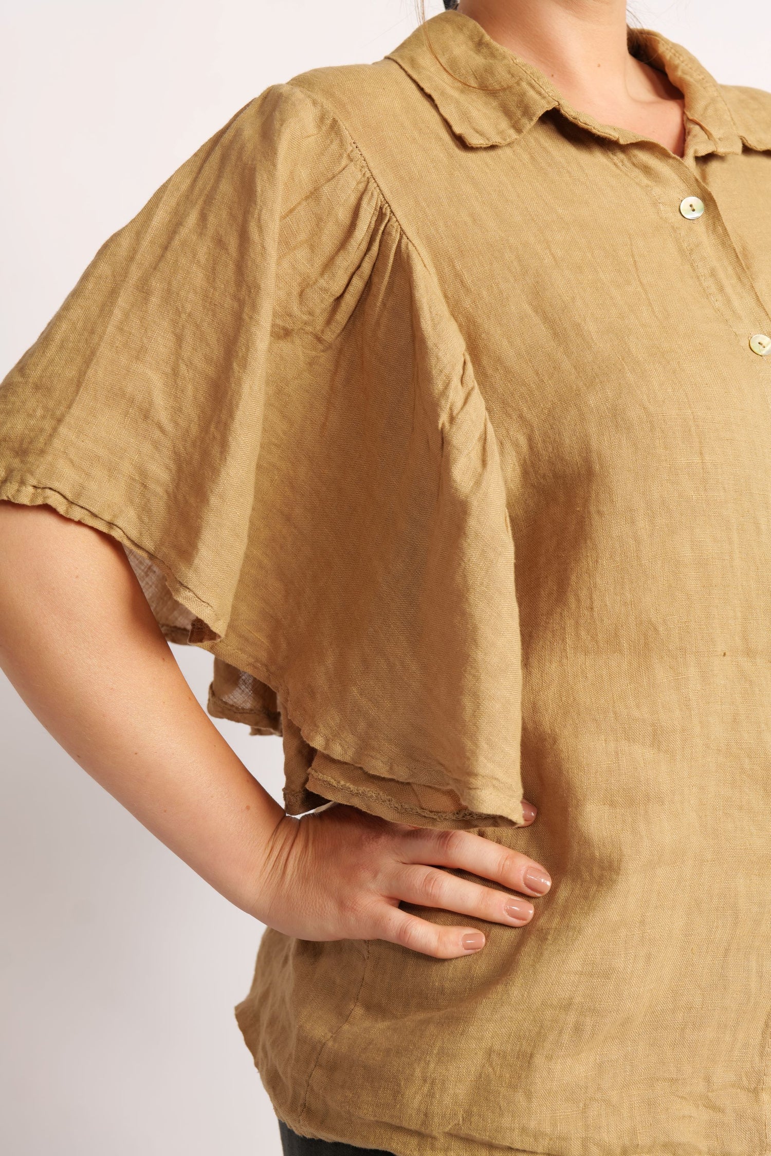Prim-plan mânecă fluture cămașă camel din in, cu textură naturală

