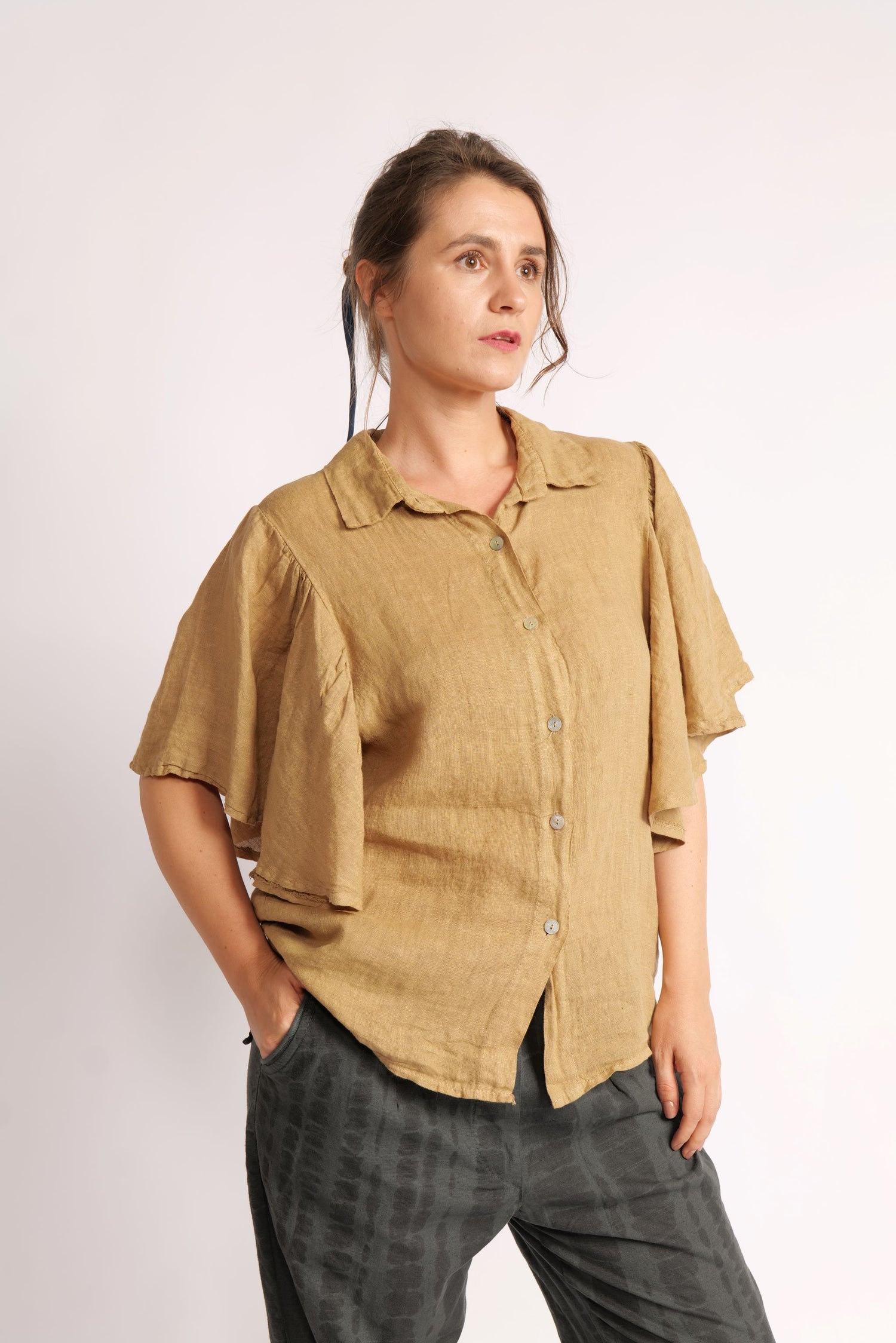 Cămașă din in camel cu nasturi și mâneci fluture, stil lejer și natural