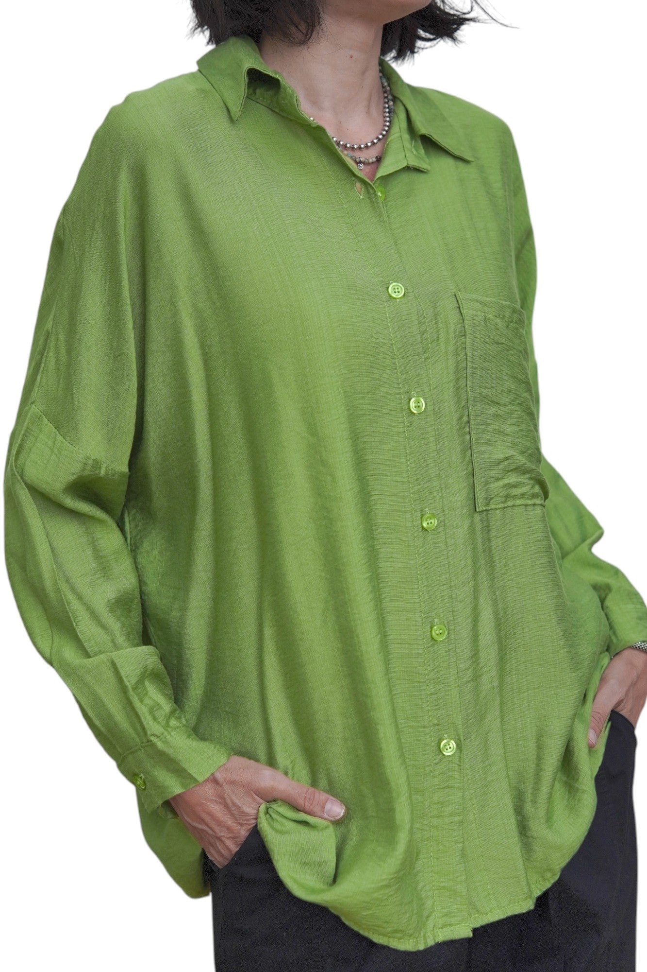 Cămașă verde lejeră din viscoză și nailon, cu croială oversize și umeri căzuți.