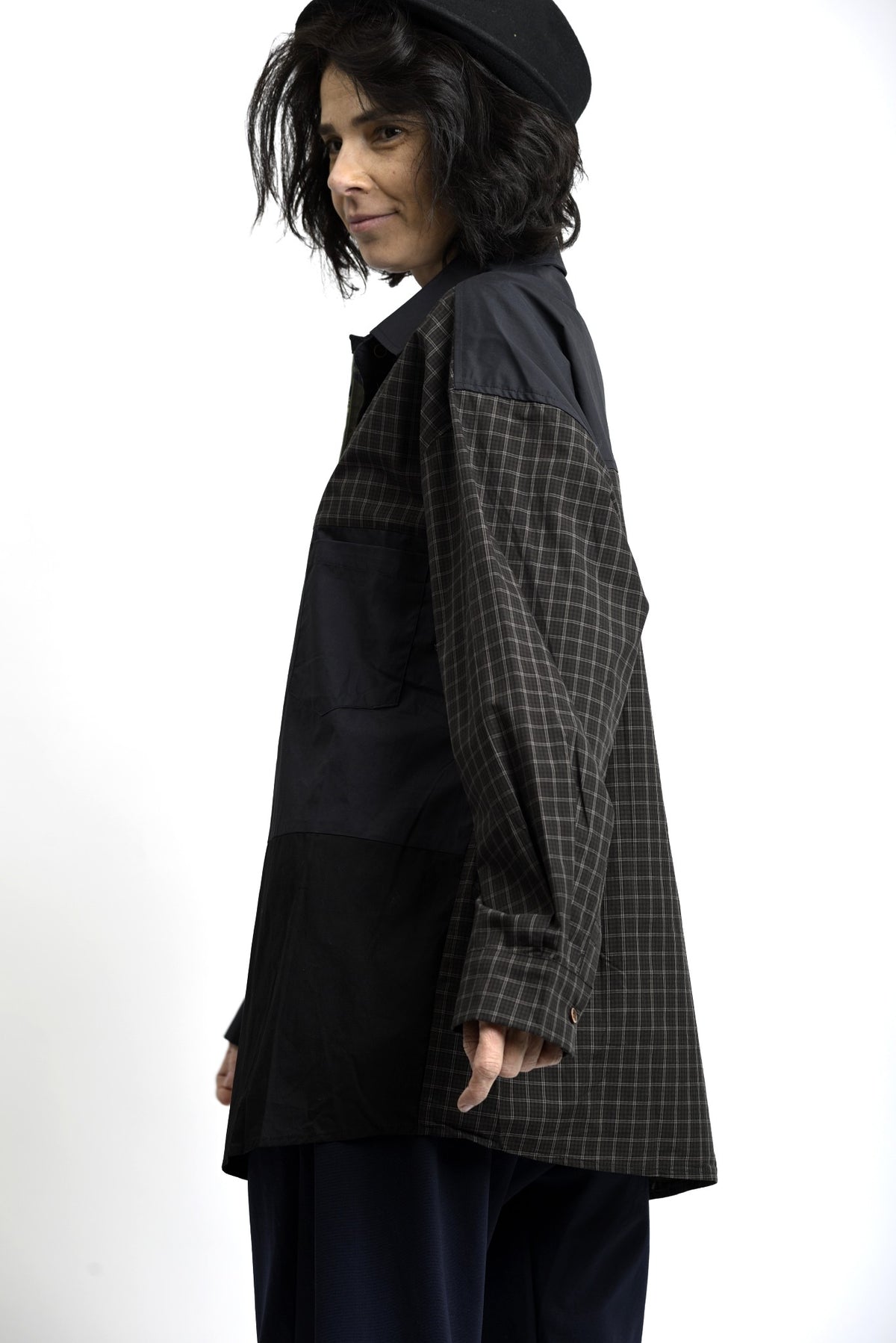 Detaliu de material pentru cămașă patchwork, cu îmbinare de texturi și imprimeuri discrete.