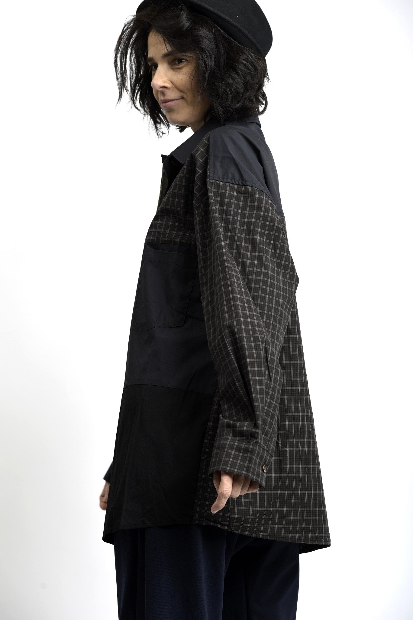 Detaliu de material pentru cămașă patchwork, cu îmbinare de texturi și imprimeuri discrete.