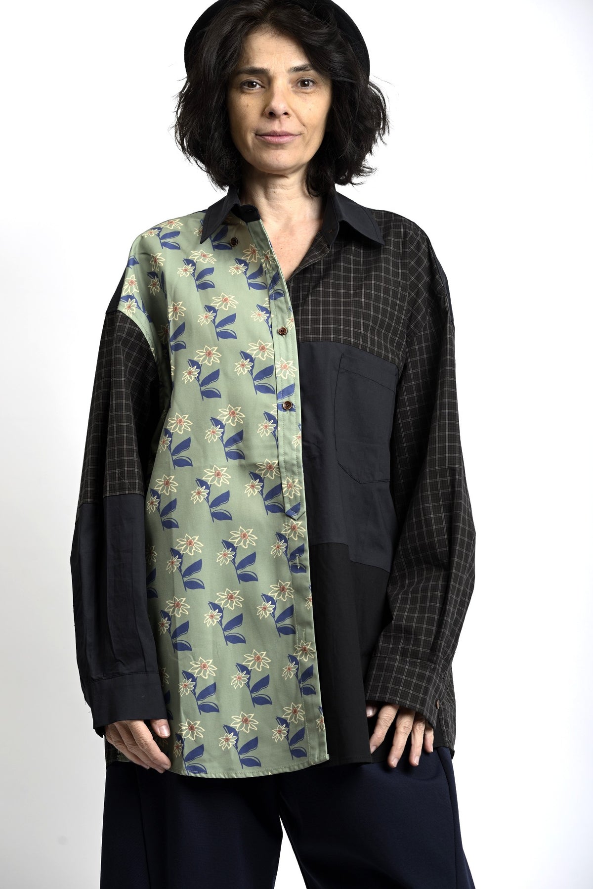 Cămașă lungă patchwork, cu mix de imprimeuri și nuanțe contrastante, vedere frontală, styling lejer.