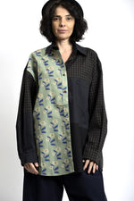 Cămașă lungă patchwork, cu mix de imprimeuri și nuanțe contrastante, vedere frontală, styling lejer.