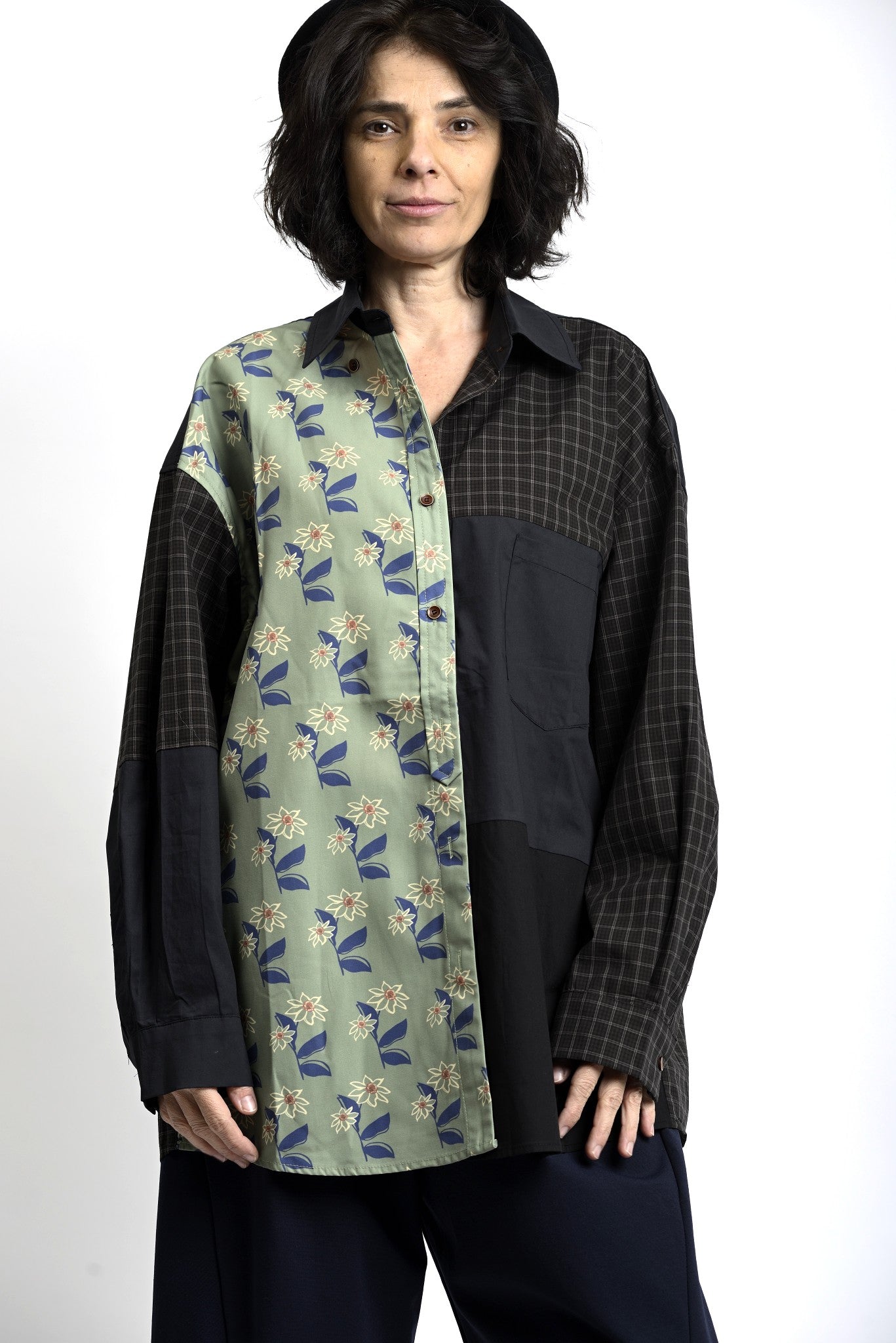 Cămașă lungă patchwork, cu mix de imprimeuri și nuanțe contrastante, vedere frontală, styling lejer.