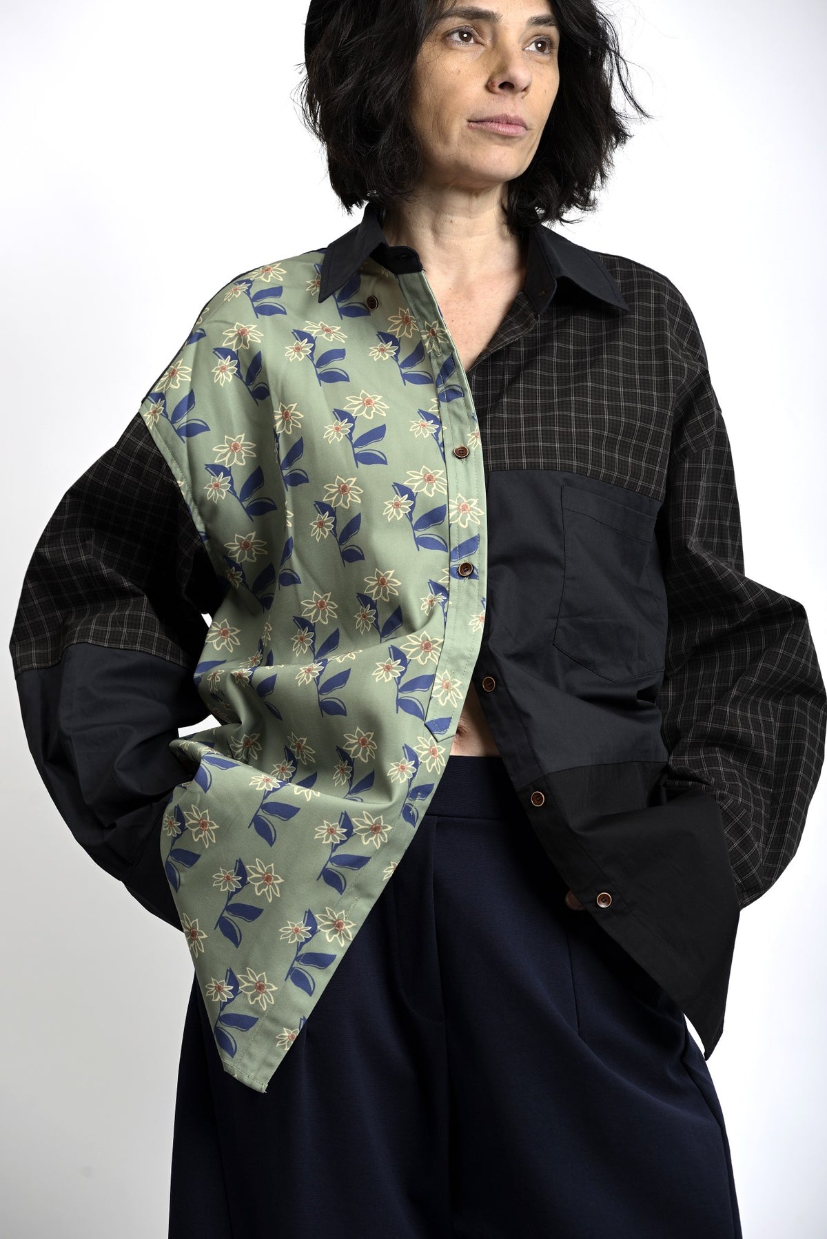 Vedere laterală a cămășii lungi patchwork, cu croială amplă și cădere fluidă.