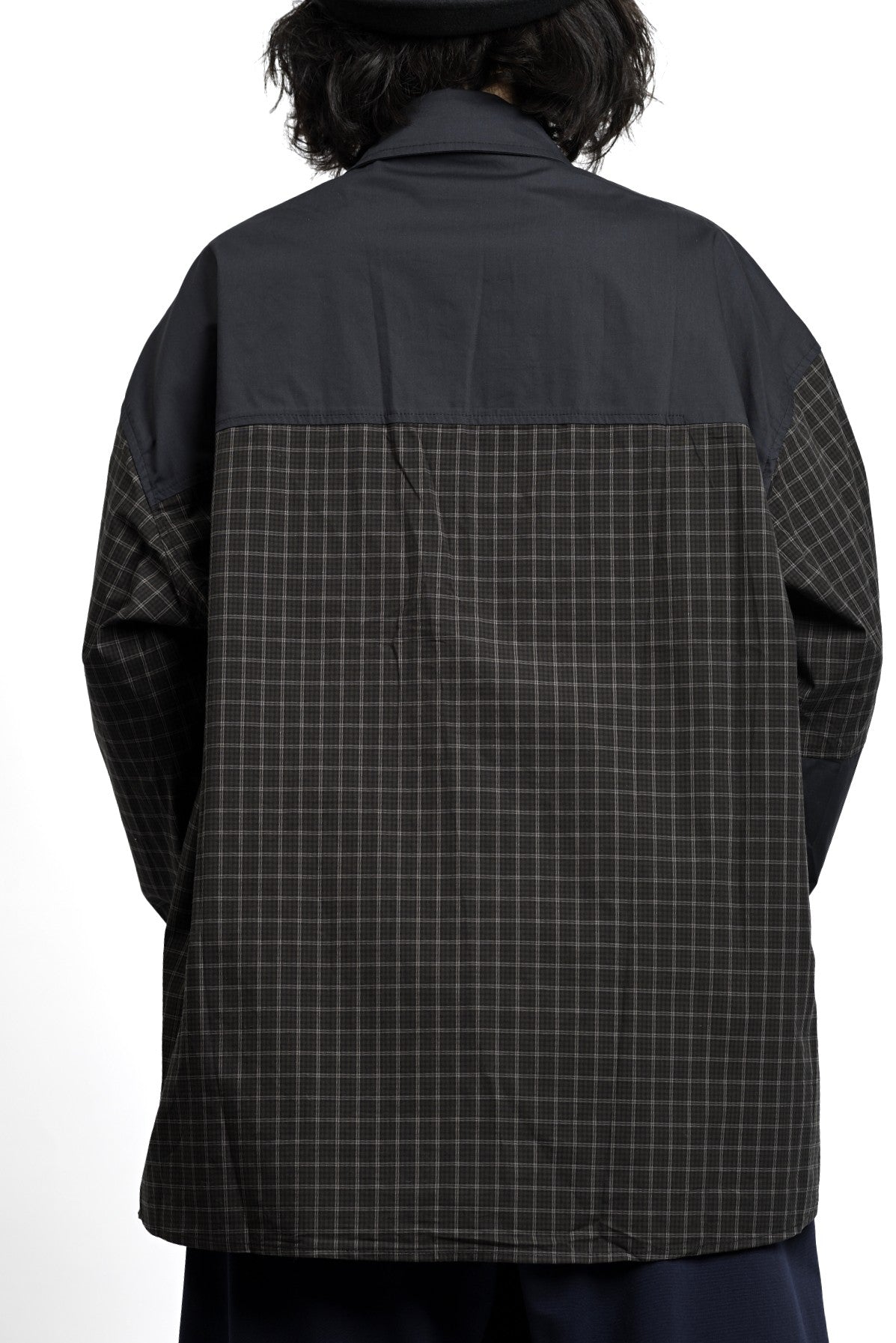 Cămașă lungă patchwork, vedere din spate, evidențiind construcția relaxată și lungimea generoasă.