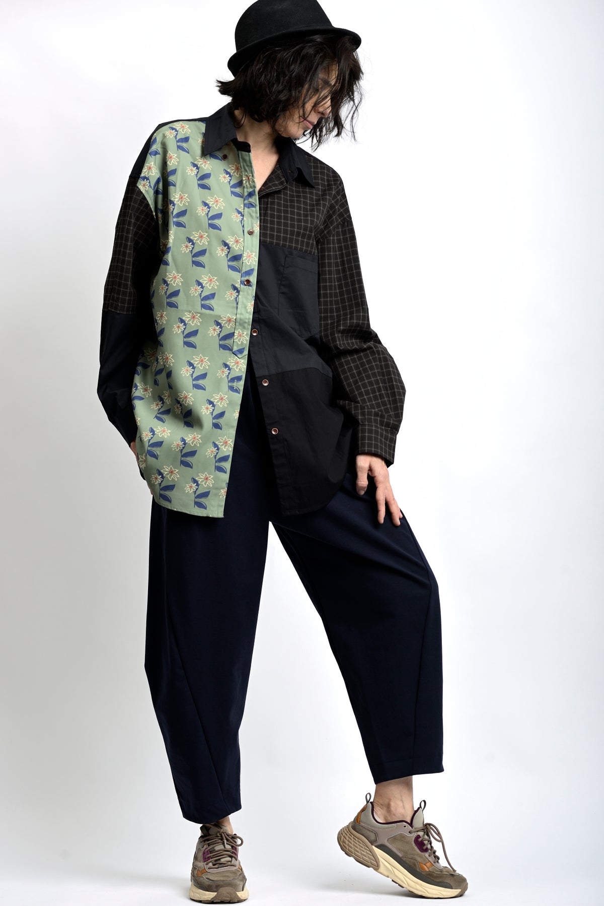 Ținută casual cu cămașă lungă patchwork, purtată peste pantaloni, stil boem și relaxat.