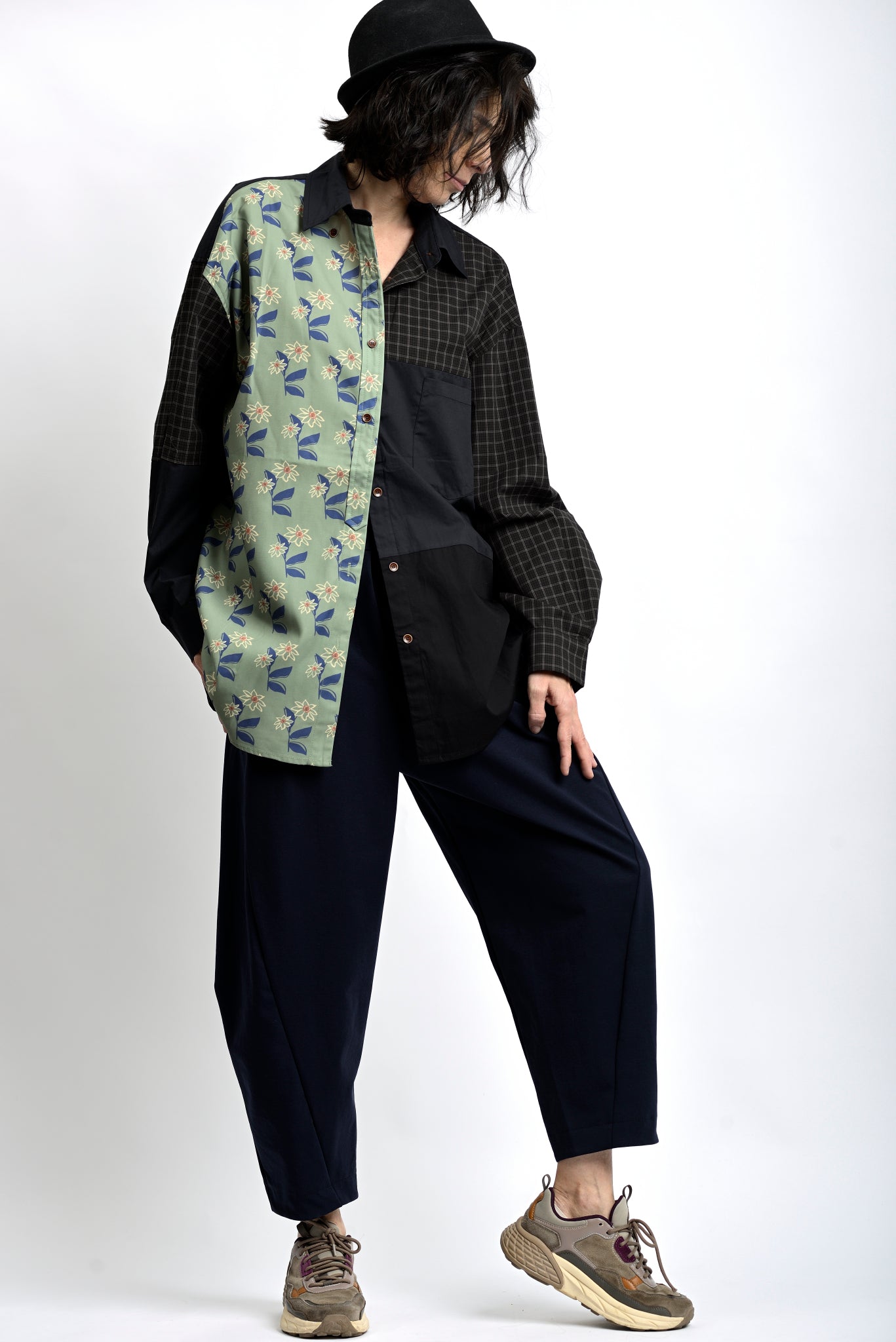 Ținută casual cu cămașă lungă patchwork, purtată peste pantaloni, stil boem și relaxat.