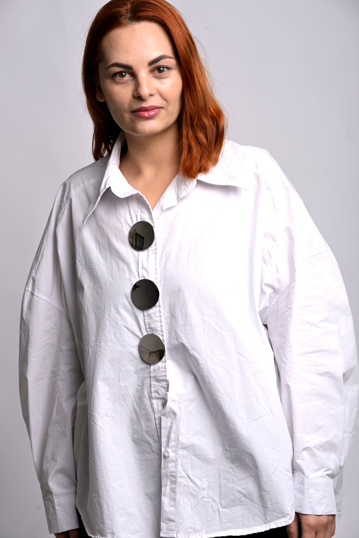 Cămașă oversize din bumbac albă, cu nasturi mari tip oglindă, purtată pe model, vedere din față - All Above Boutique